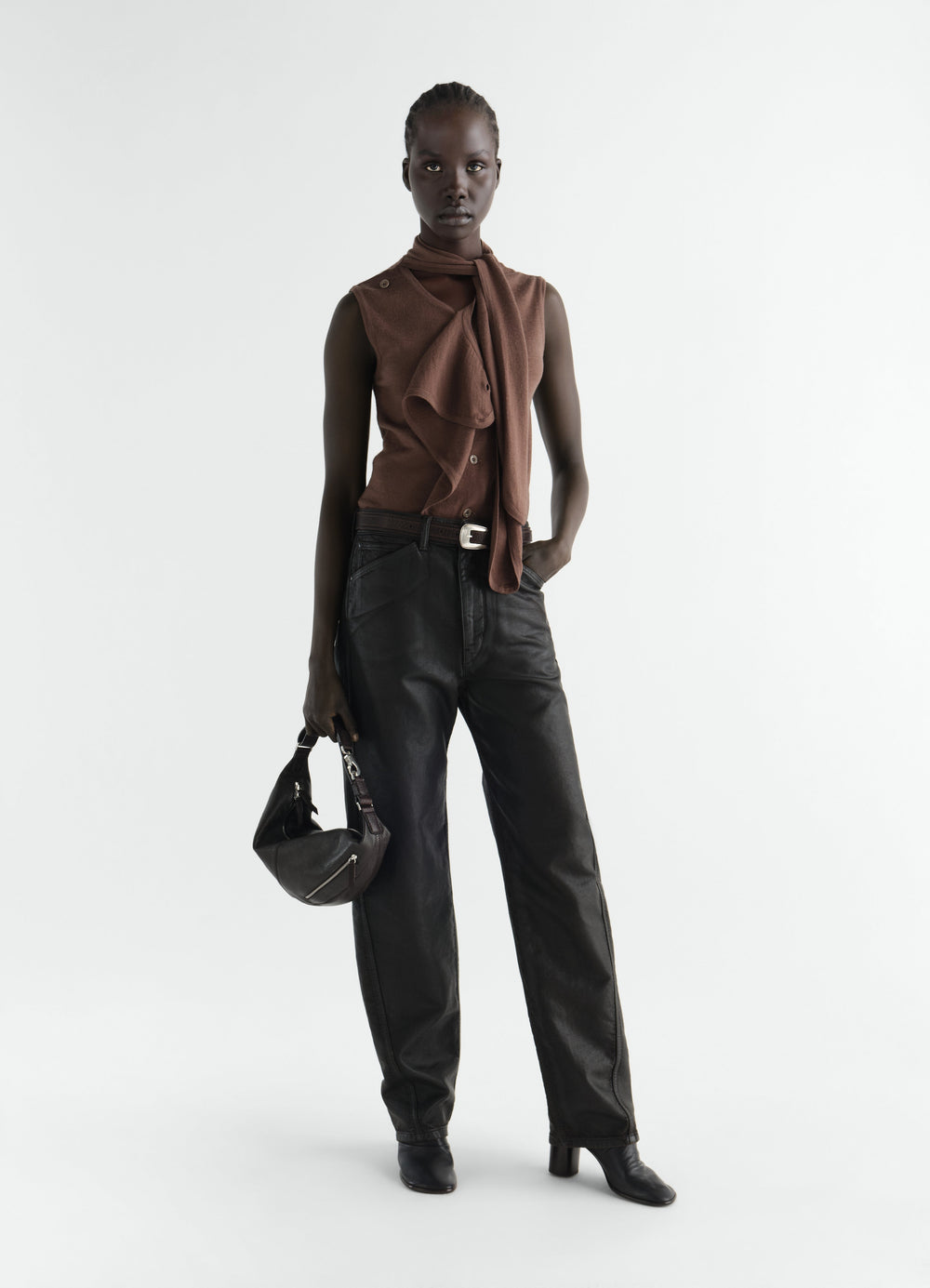 Gilet asymétrique en laine mérinos mélangée, coloris marron, porté par un mannequin, vue de face, coupe asymétrique
