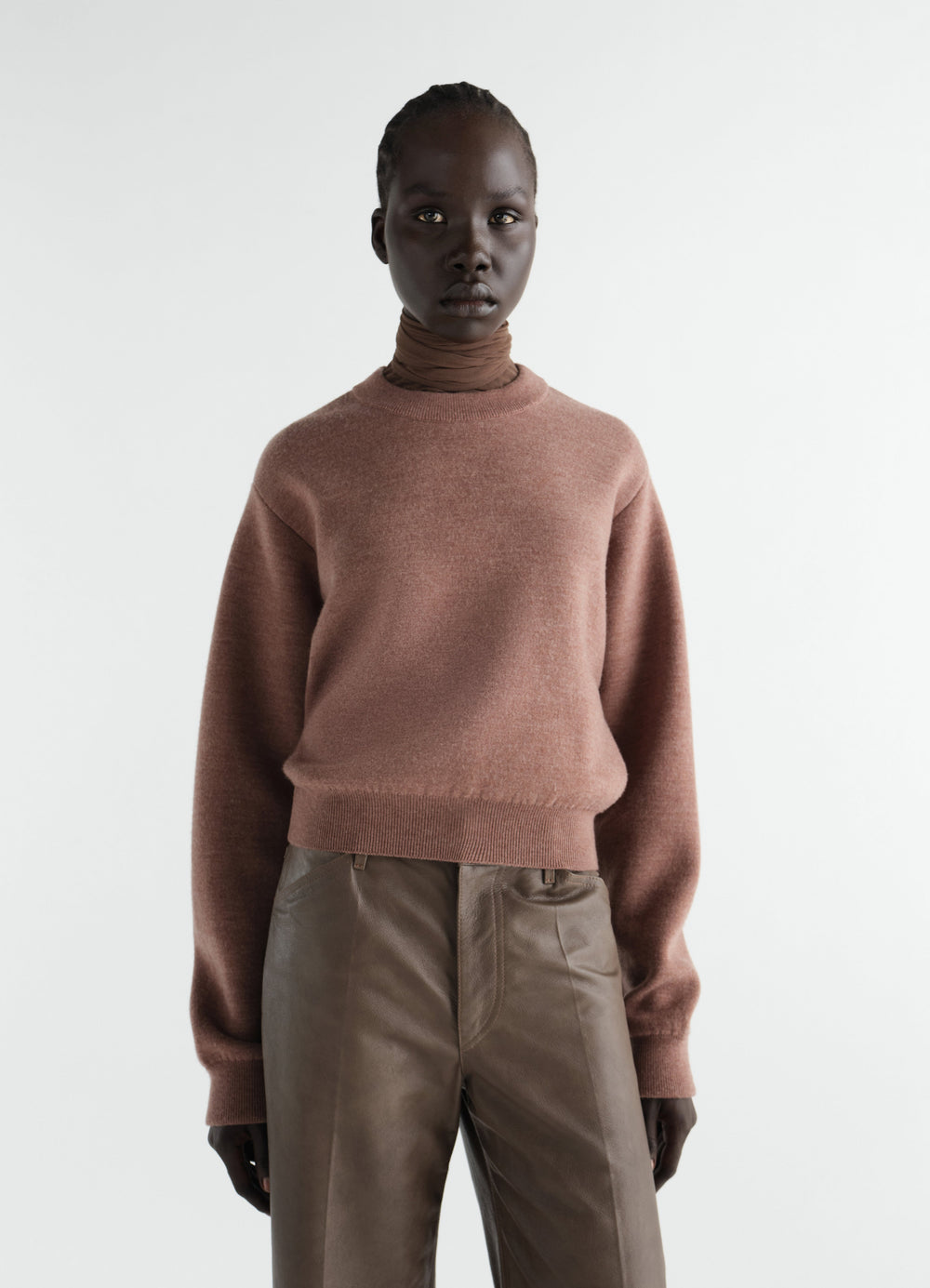 Pull court en laine mérinos feutrée, coloris rose, porté par un mannequin, vue de face