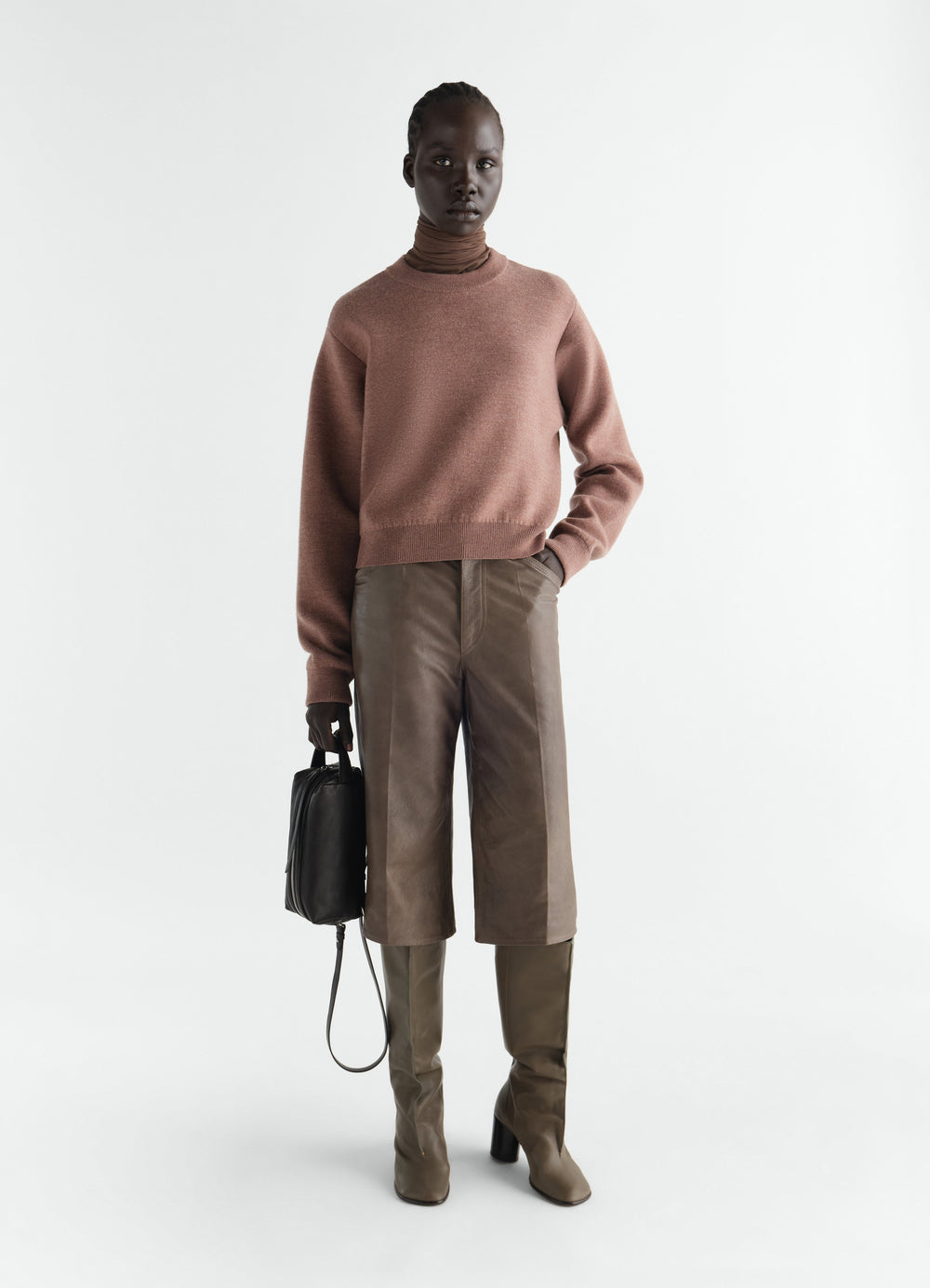 Pull court en laine mérinos feutrée, coloris rose, porté par un mannequin