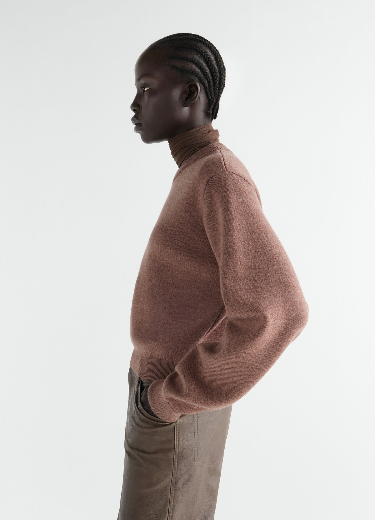 Pull court en laine mérinos feutrée, coloris marron, porté par un mannequin, vue de profil, poches visibles