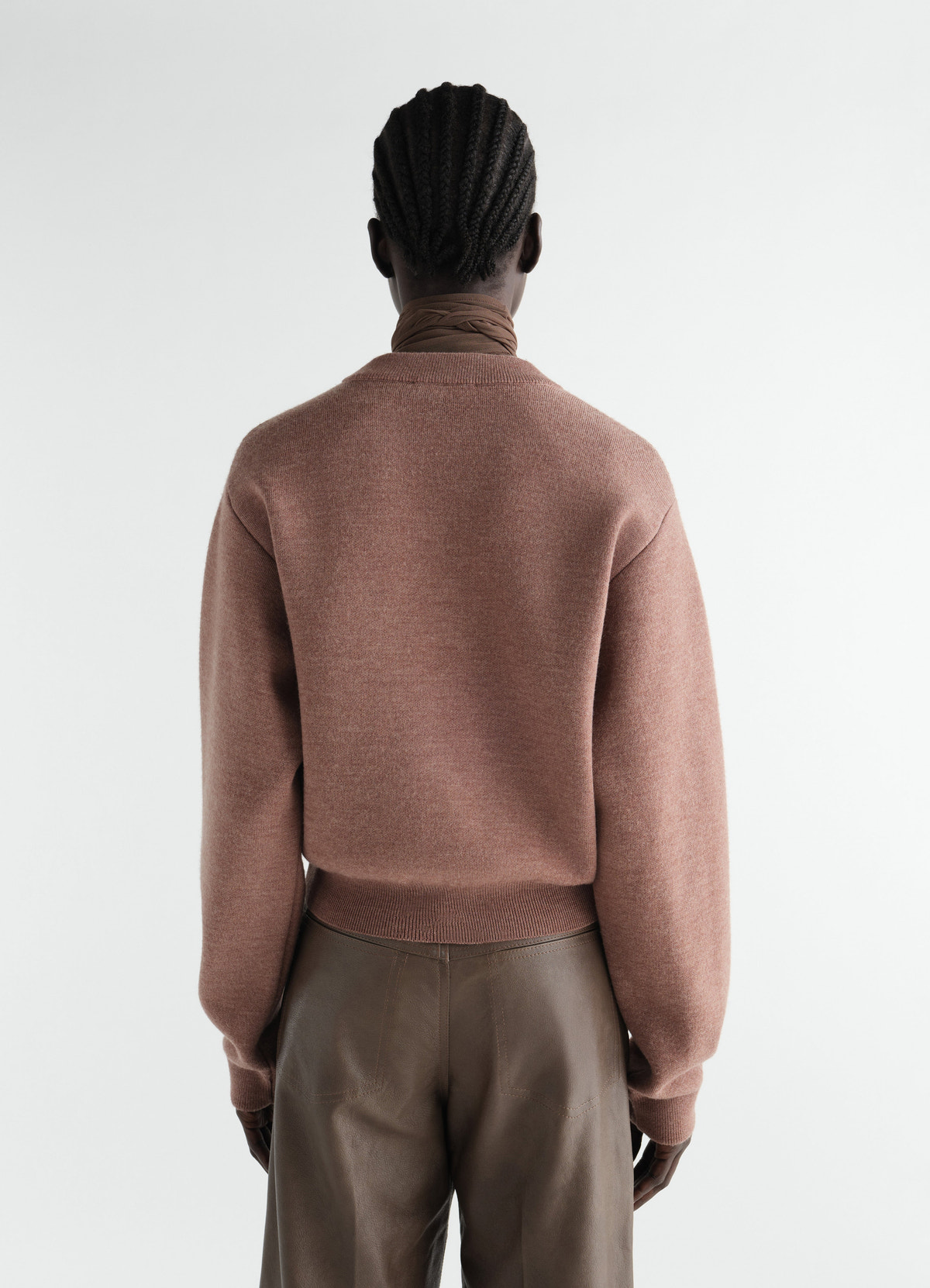 Pull court en laine mérinos feutrée, coloris marron, porté par un mannequin, vue de dos