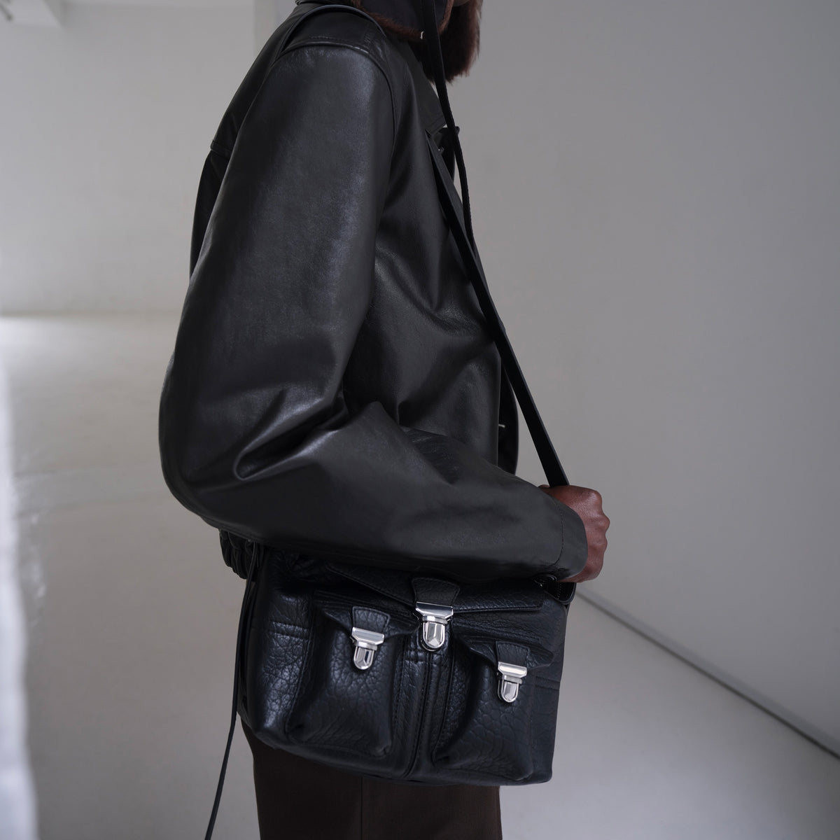 KLEINE WEICHE GEAR TASCHE AUS BUBBLE-LAMMLEDER, in Schwarz, Produktansicht vor weißem Hintergrund, Vorderansicht