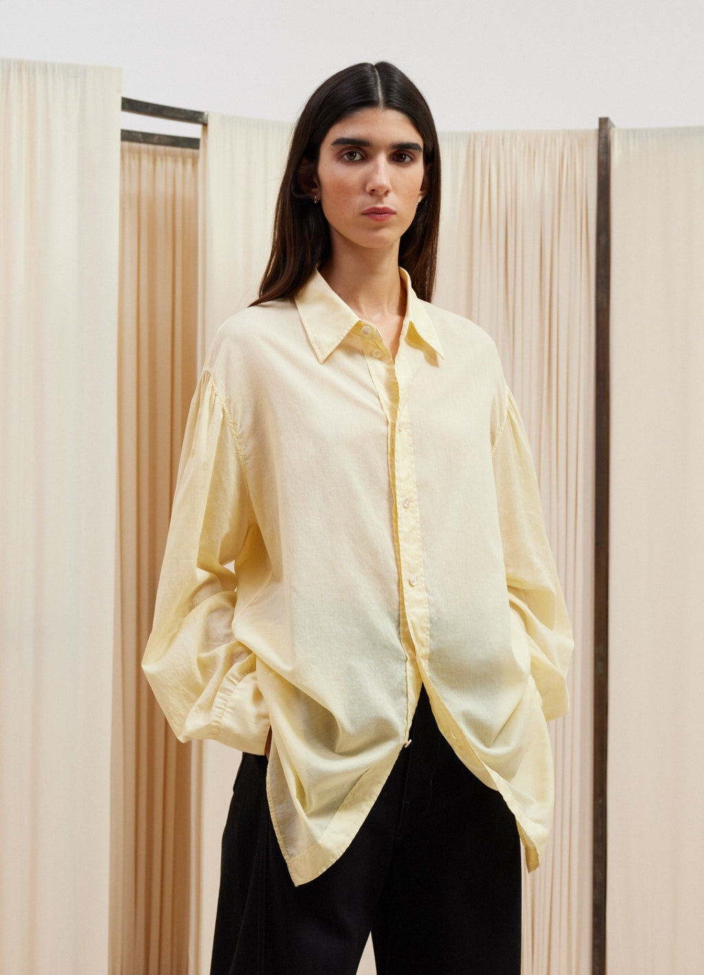 밝은 색상의 일자형 칼라 셔츠