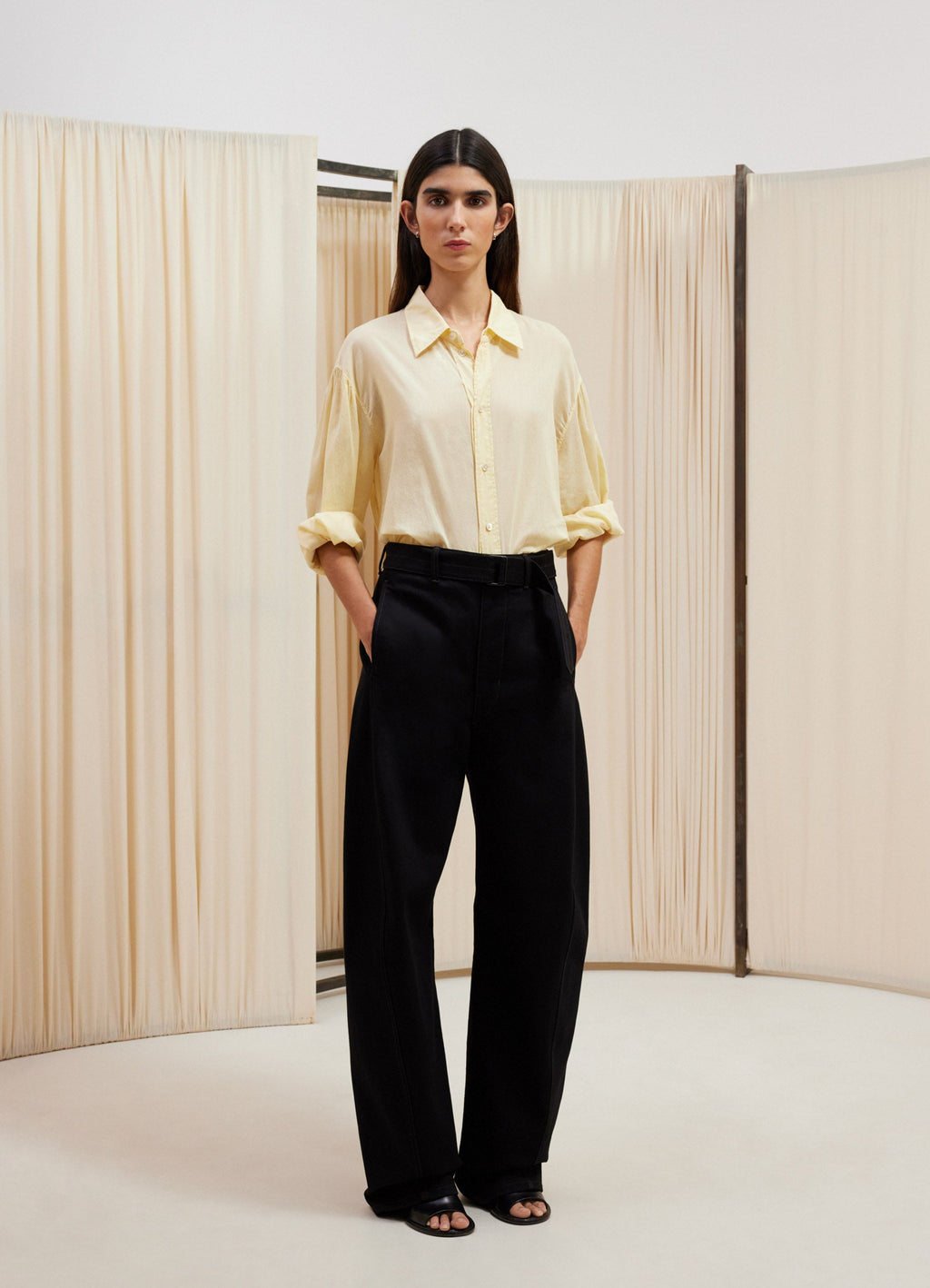 밝은 색상의 일자형 칼라 셔츠