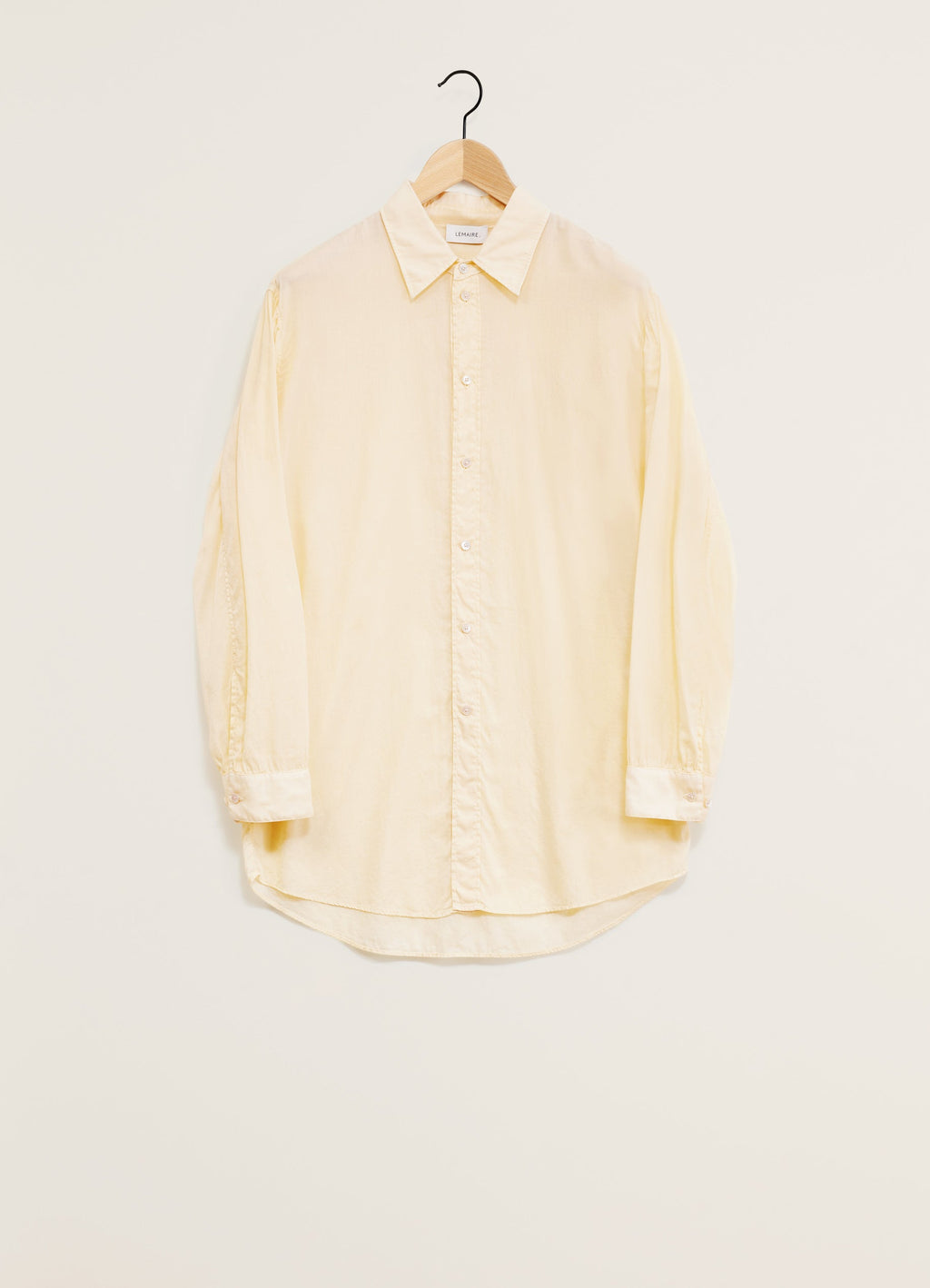 밝은 색상의 일자형 칼라 셔츠