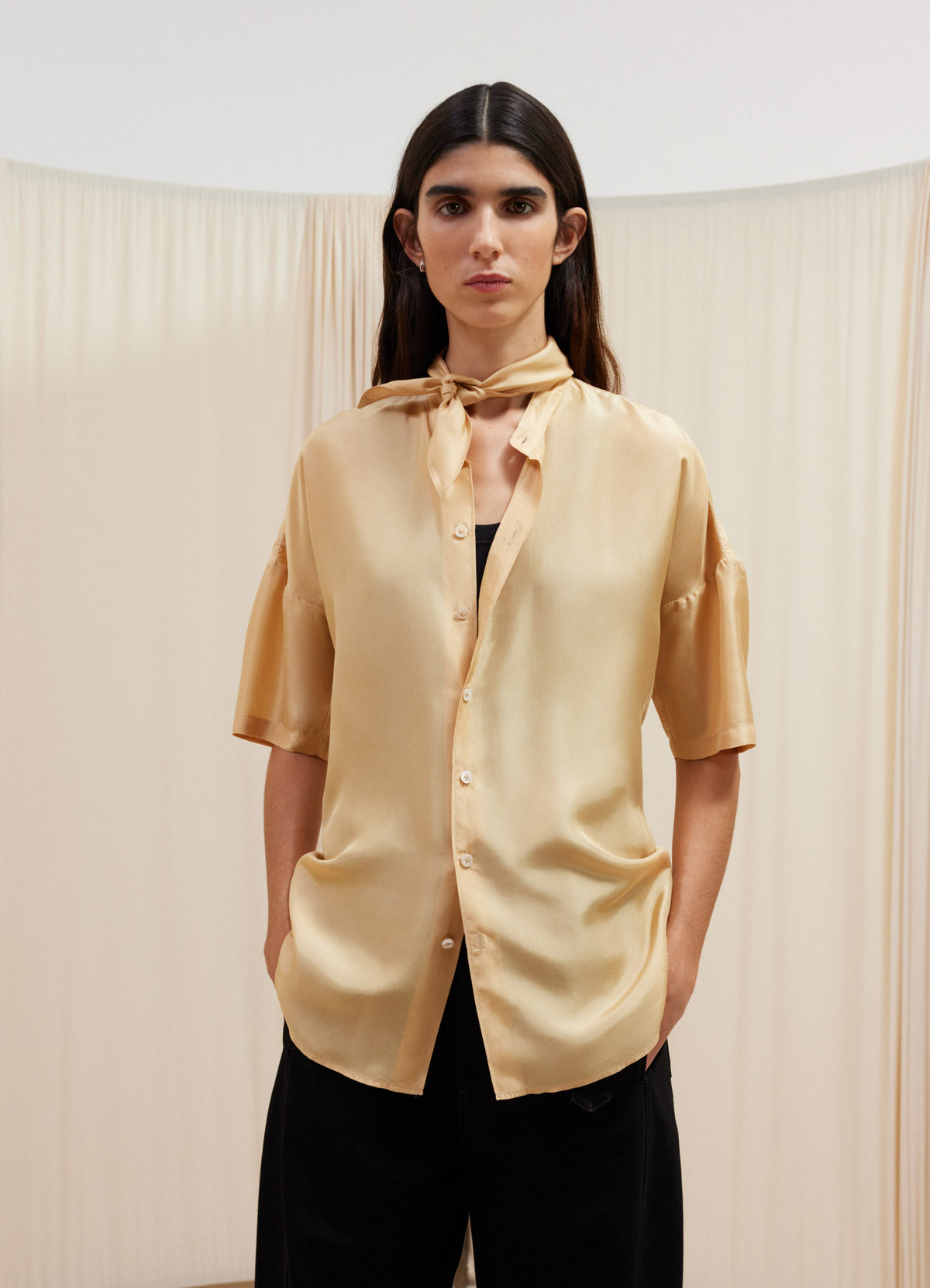 SHORT SLEEVE FITTED SHIRT WITH SCARF - Apricot - Silk Habotai 