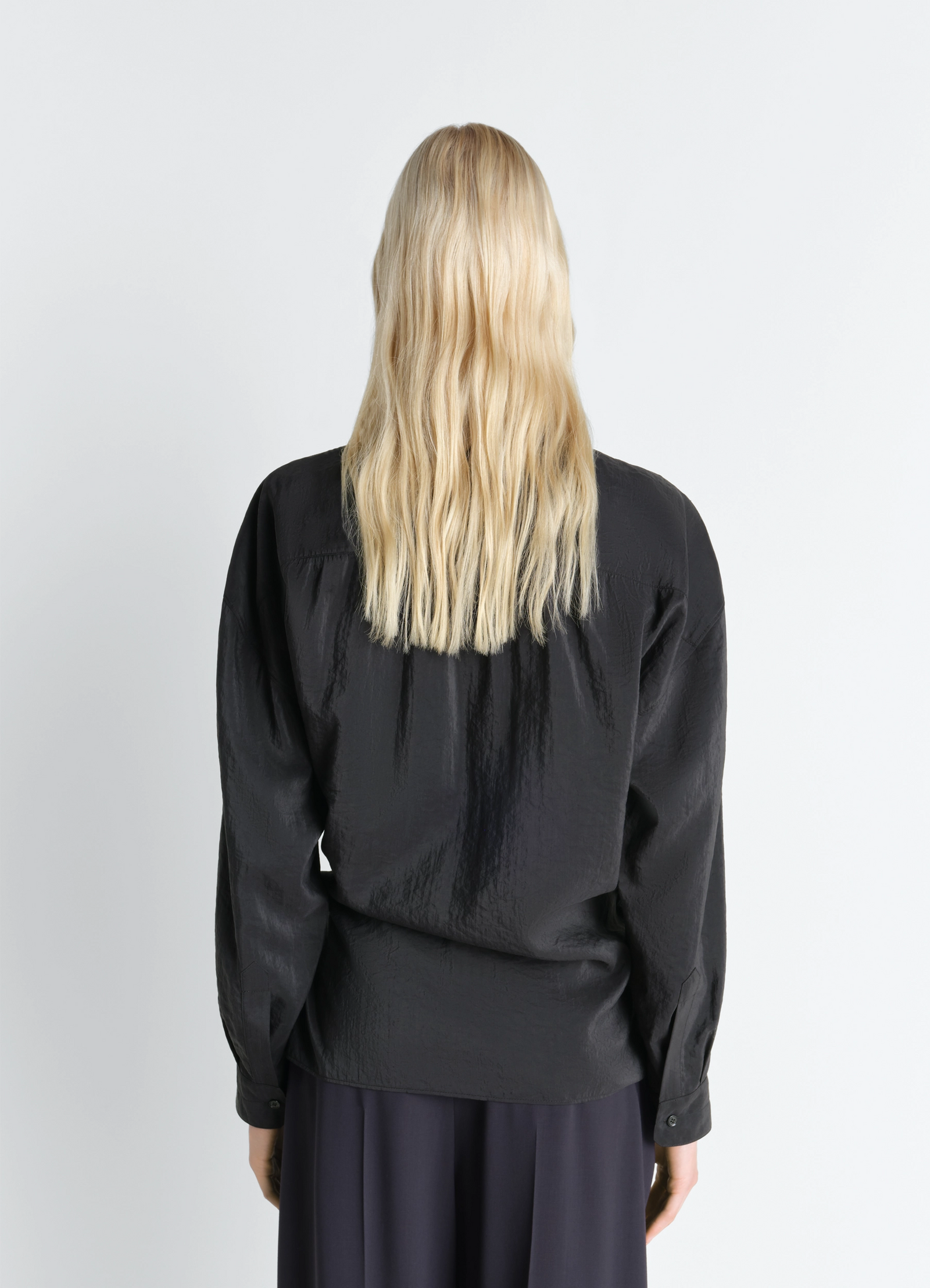 Straight collar twisted shirt in dry silk, model shot, back view loose fit