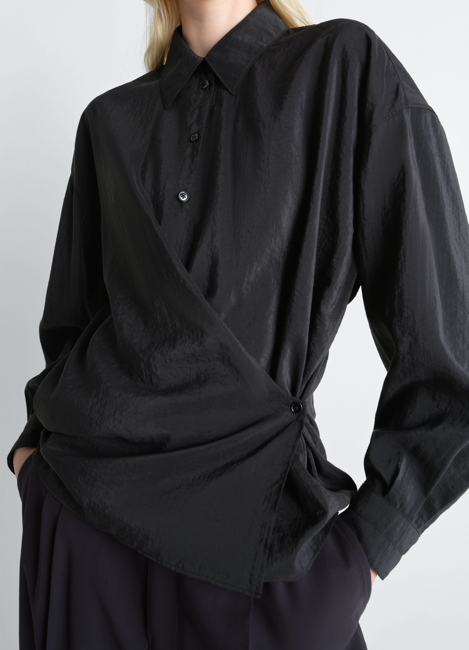 Straight collar twisted shirt in dry silk, model shot, close-up view buttoned wrap detail