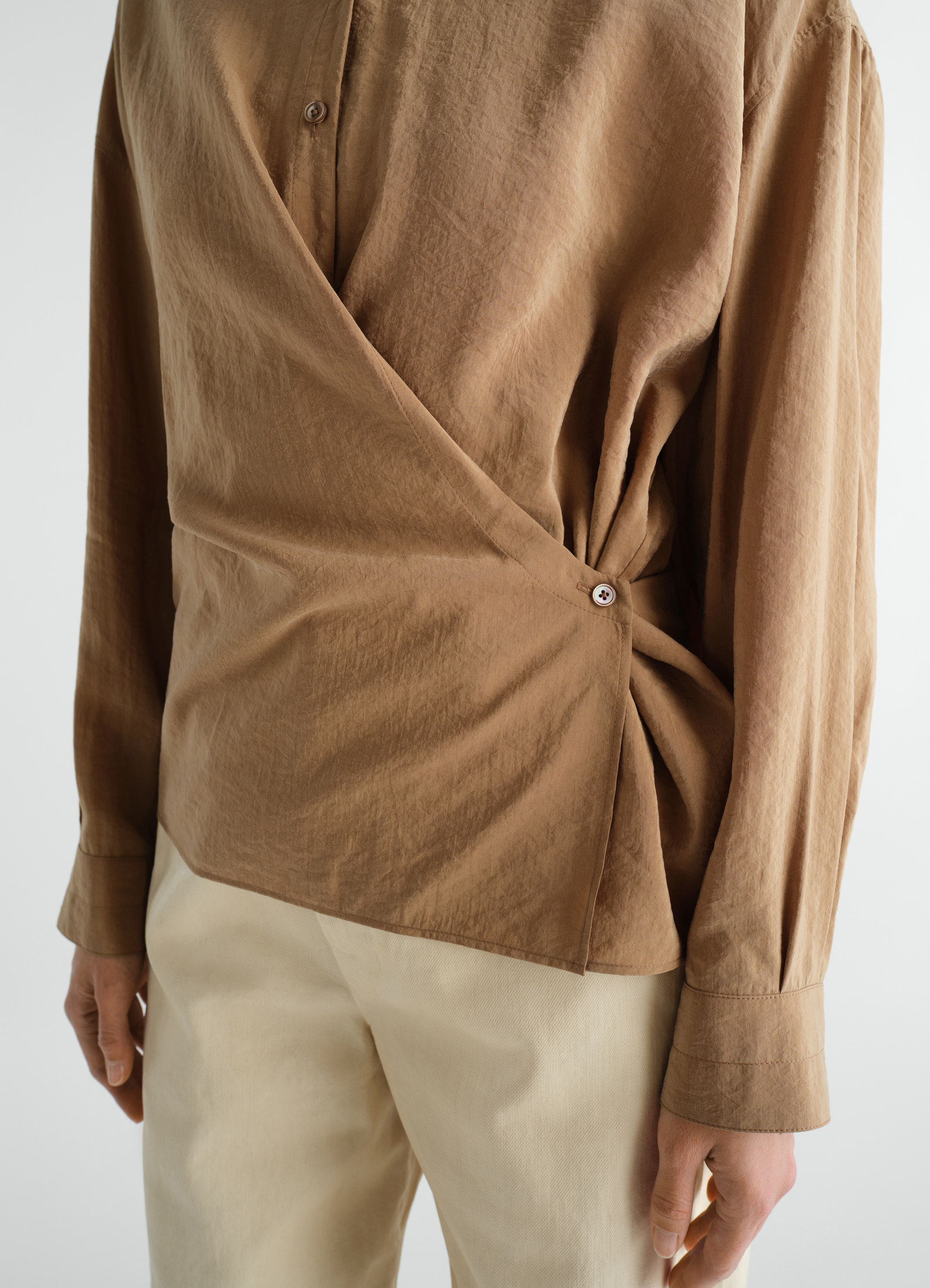 Straight collar twisted shirt in dry silk