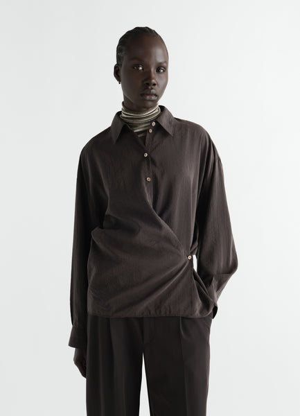 STRAIGHT COLLAR TWISTED SHIRT IN DRY SILK - Licorice - Dry Silk