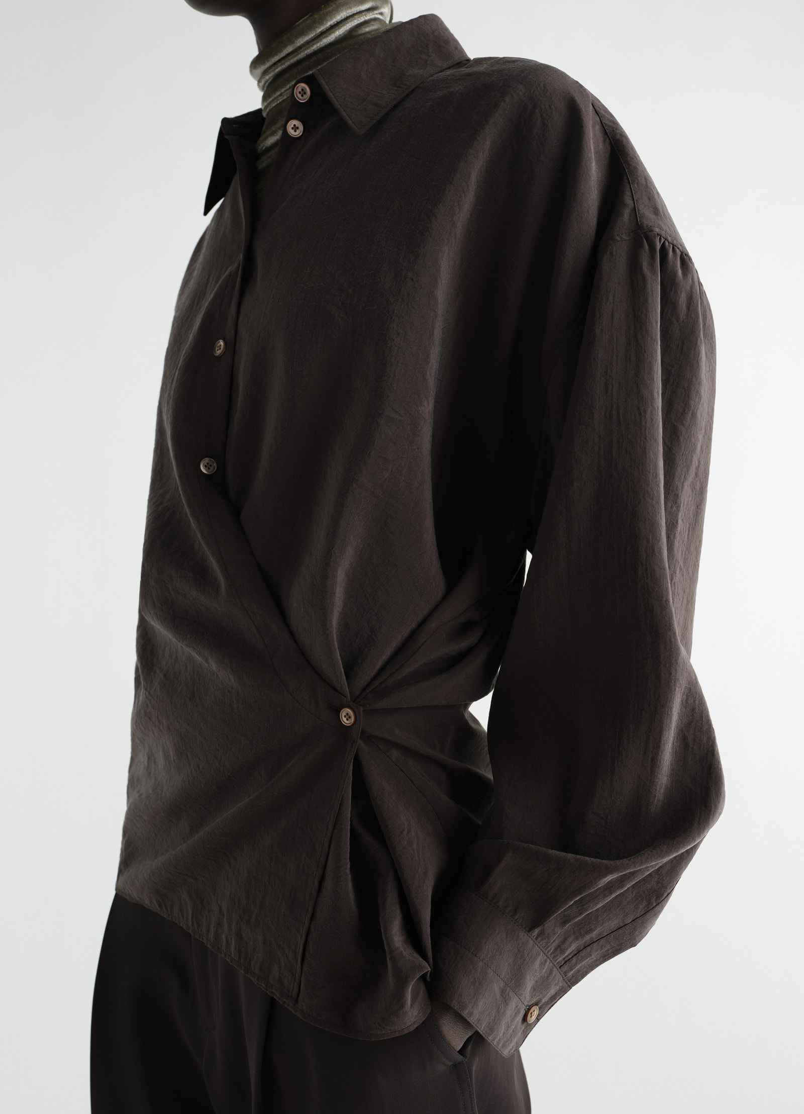 Straight collar twisted shirt in dry silk