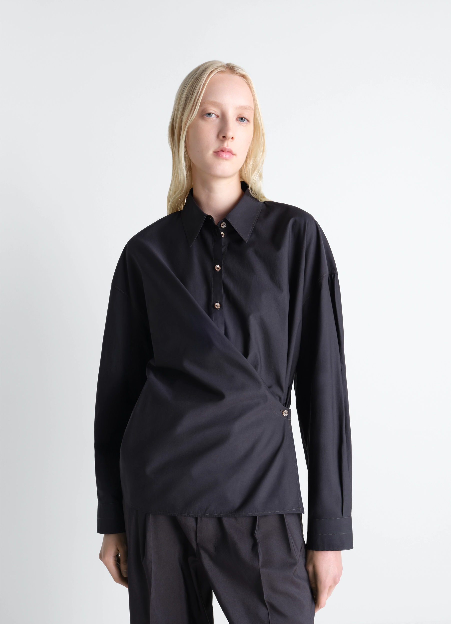 ジョスリン CAITLYN COTTON SMOCK SHIRTS 6 M 黒 STRAIGHT COLLAR TWISTED SHIRT IN COTTON SILK - Squid Ink - Washed