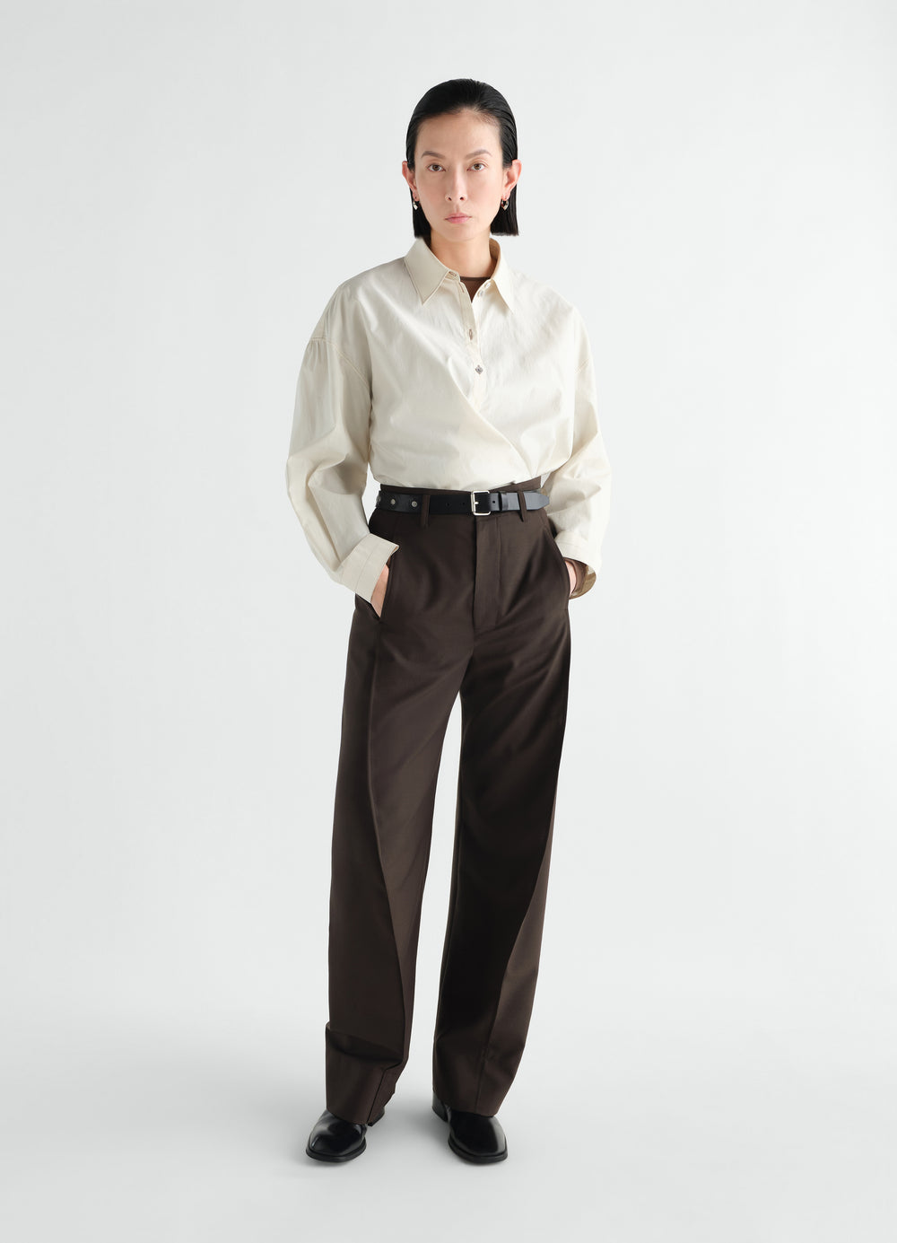 Straight collar twisted shirt in washed cotton silk beige worn by model LEMAIRE front view