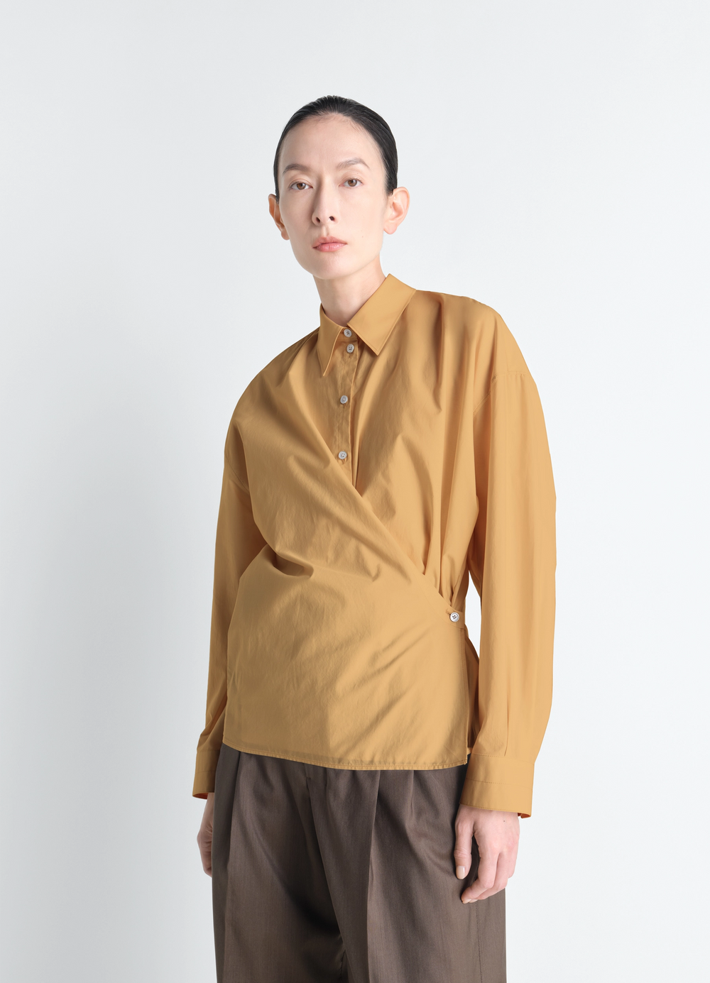 STRAIGHT COLLAR TWISTED SHIRT