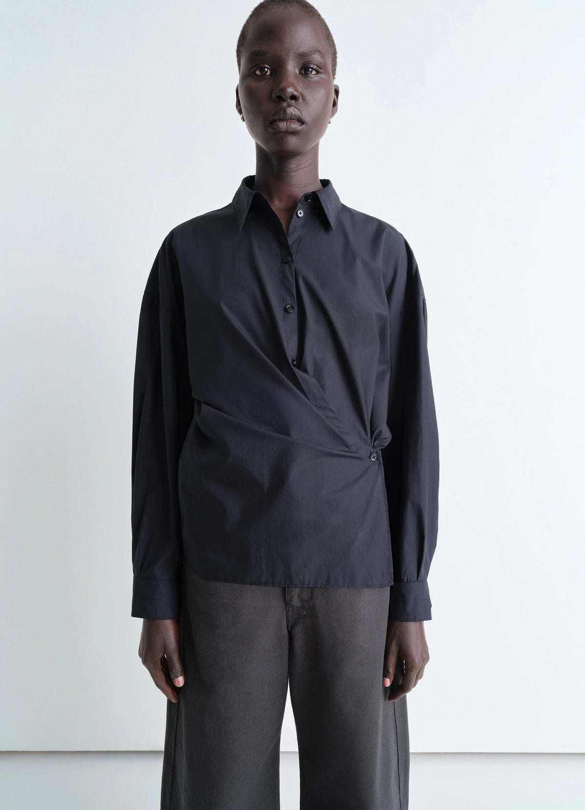 STRAIGHT COLLAR TWISTED SHIRT - Jet Black - Cotton Poplin - Women