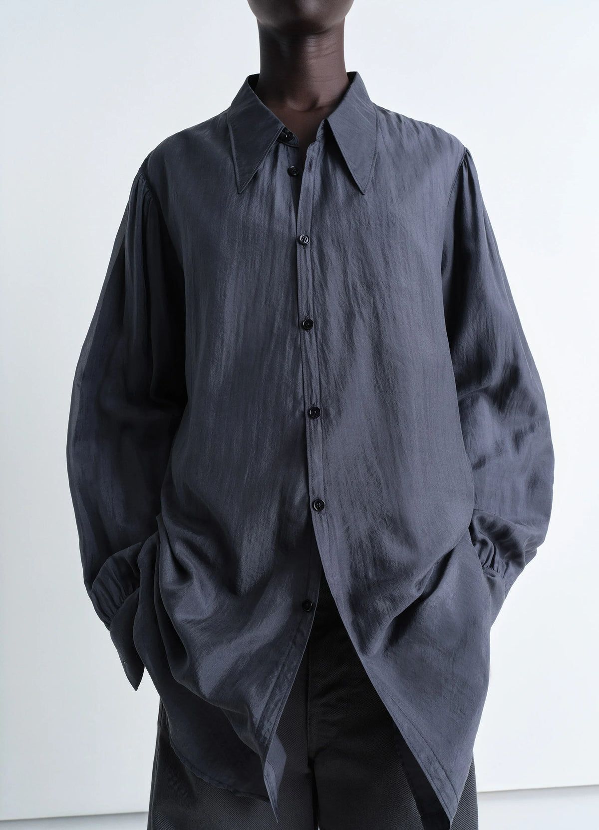 Light Pointed Collar Shirt in Dark Grey Shimmer Fabric, model shot, Front view close-up Loose fit with long sleeves