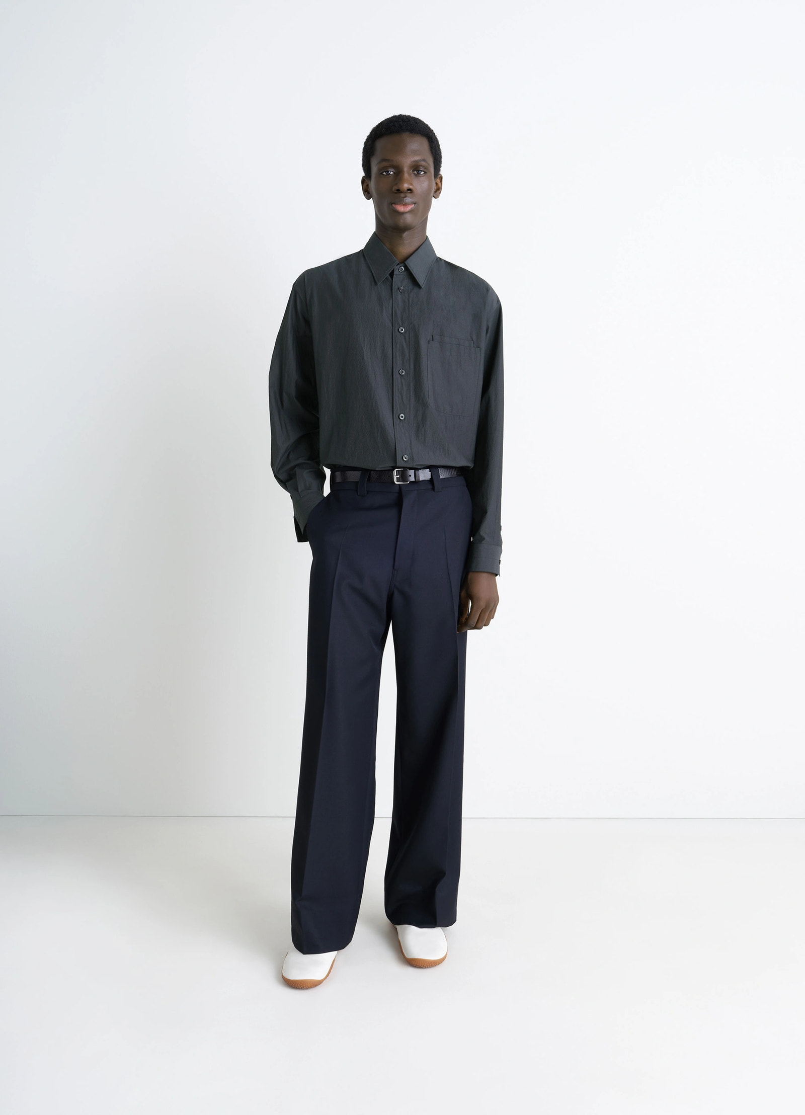 Lemaire double pocket shirt in cotton crepe, model shot, three-quarter view buttoned collar