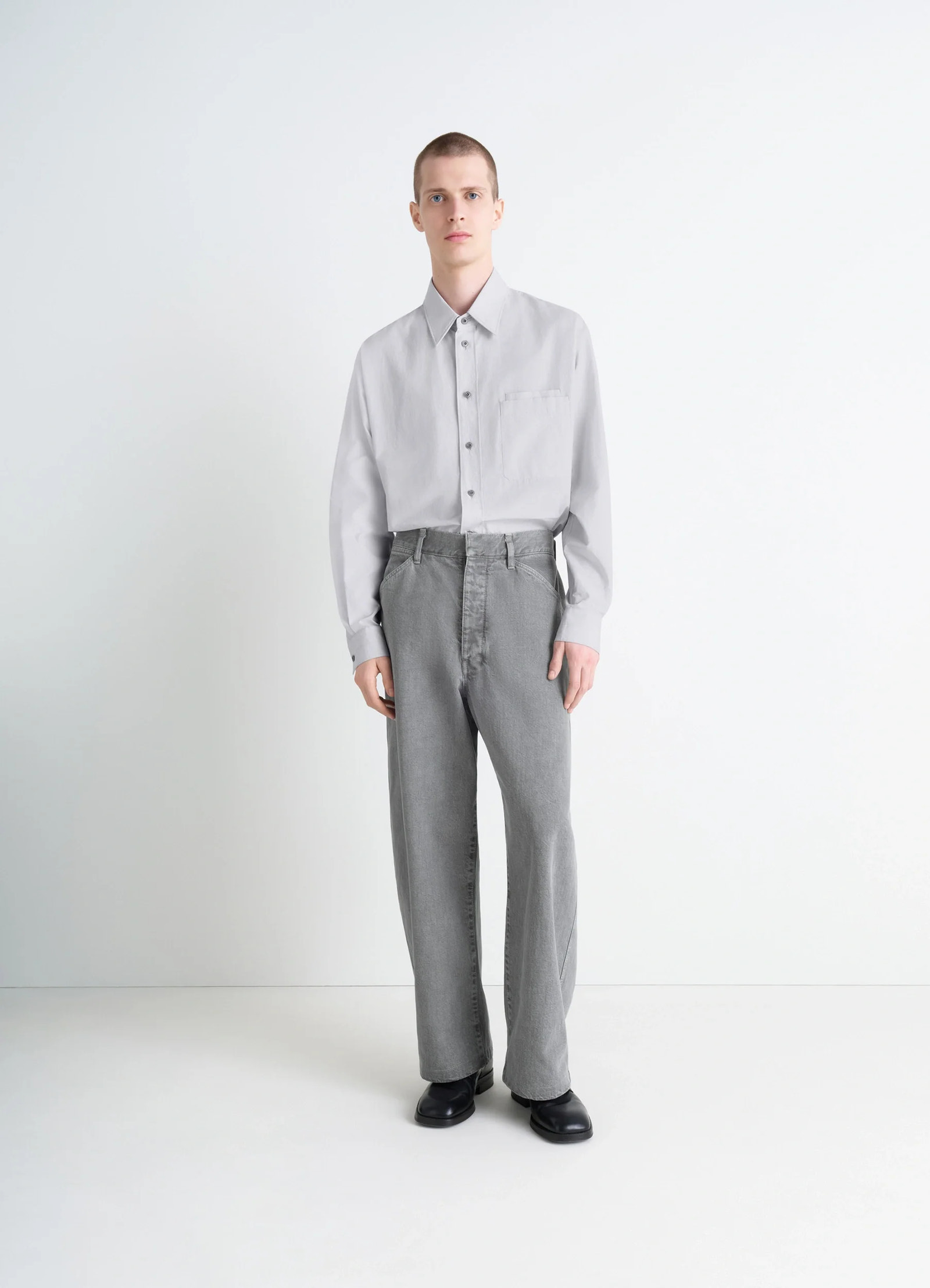 Lemaire double pocket shirt in light gray cotton crepe, model shot, full body front buttoned collar, untucked