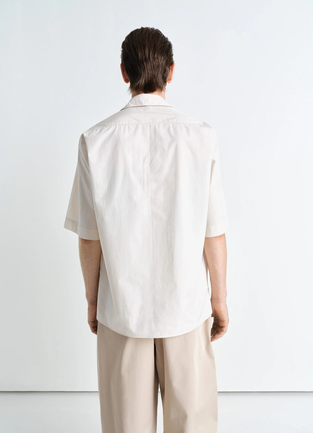 Convertible Shirt in Lightweight Cotton Poplin, model shot, back view classic hem
