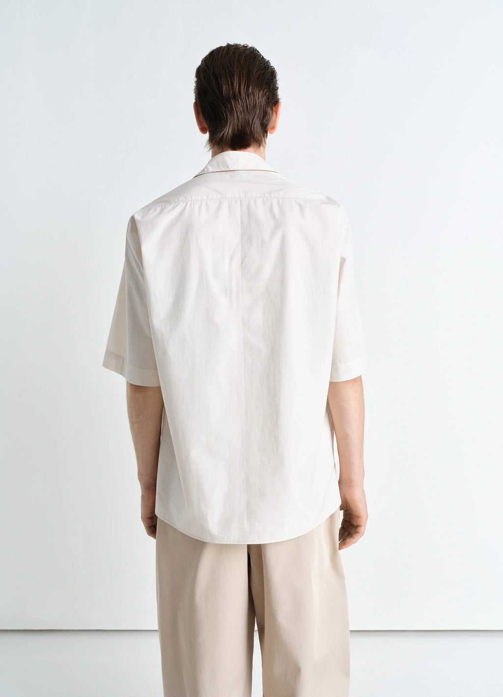 Convertible Shirt in Lightweight Cotton Poplin, model shot, back view classic hem