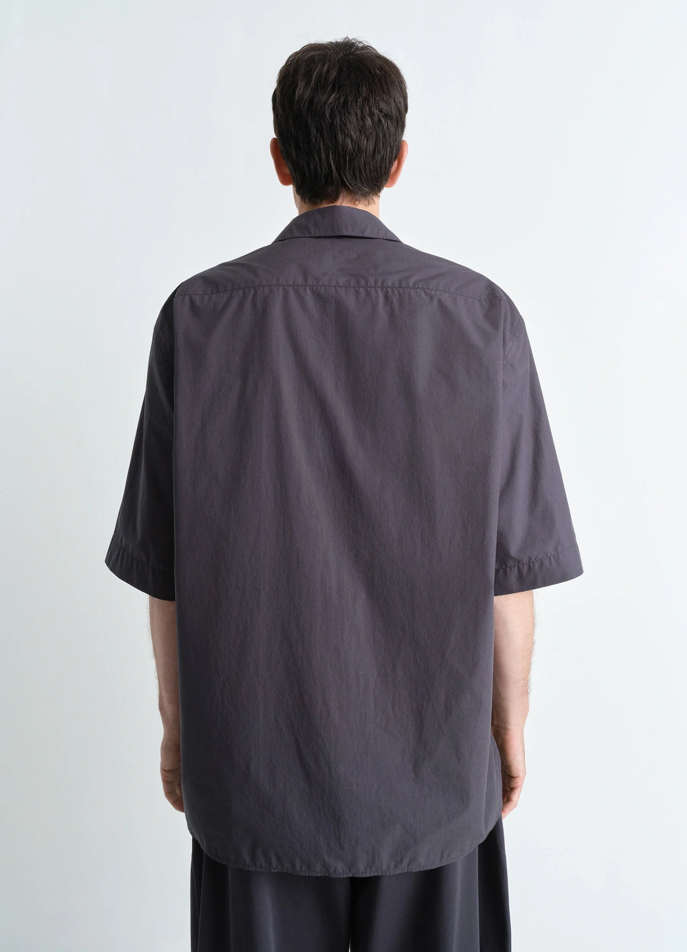 Convertible Shirt in Cotton Poplin, model shot, back view relaxed drop-shoulder