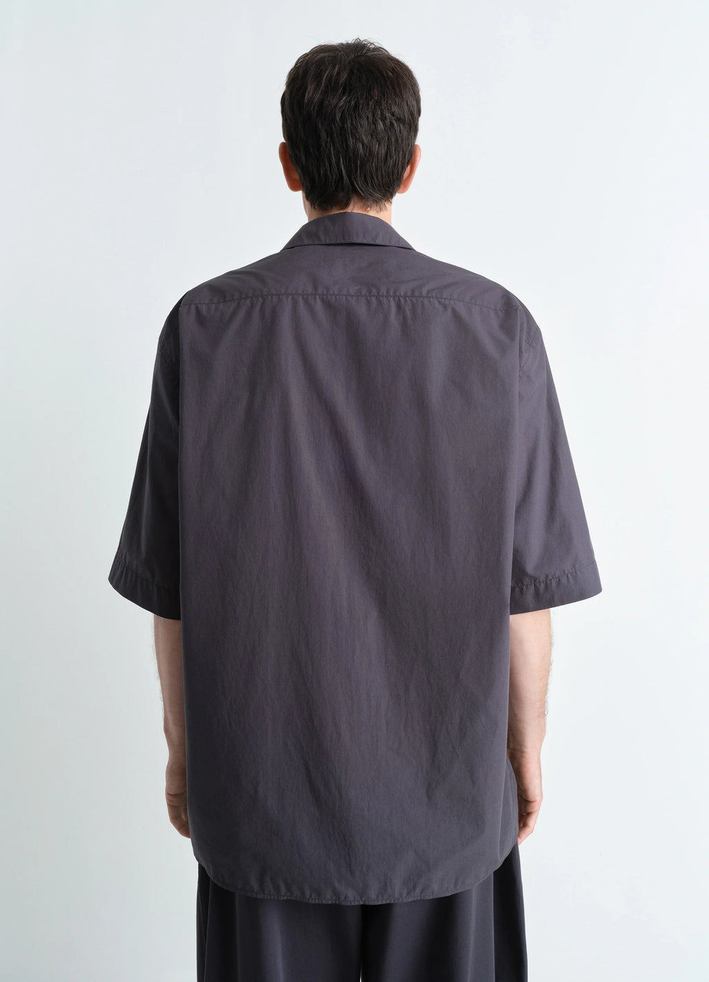 Convertible Shirt in Cotton Poplin, model shot, back view relaxed drop-shoulder