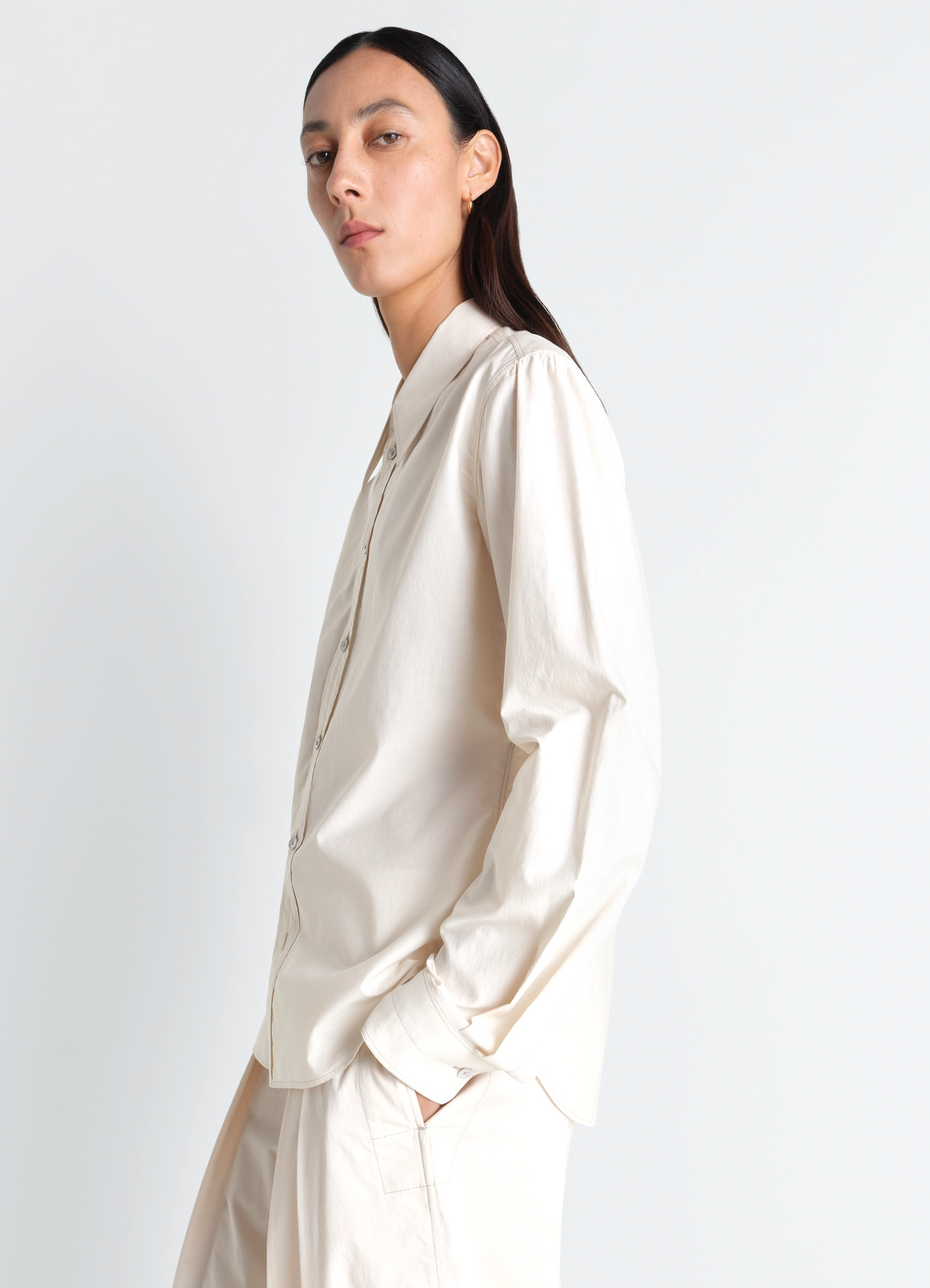 Pointed collar shirt in washed cotton silk, model shot, three-quarter side view loose sleeve drape
