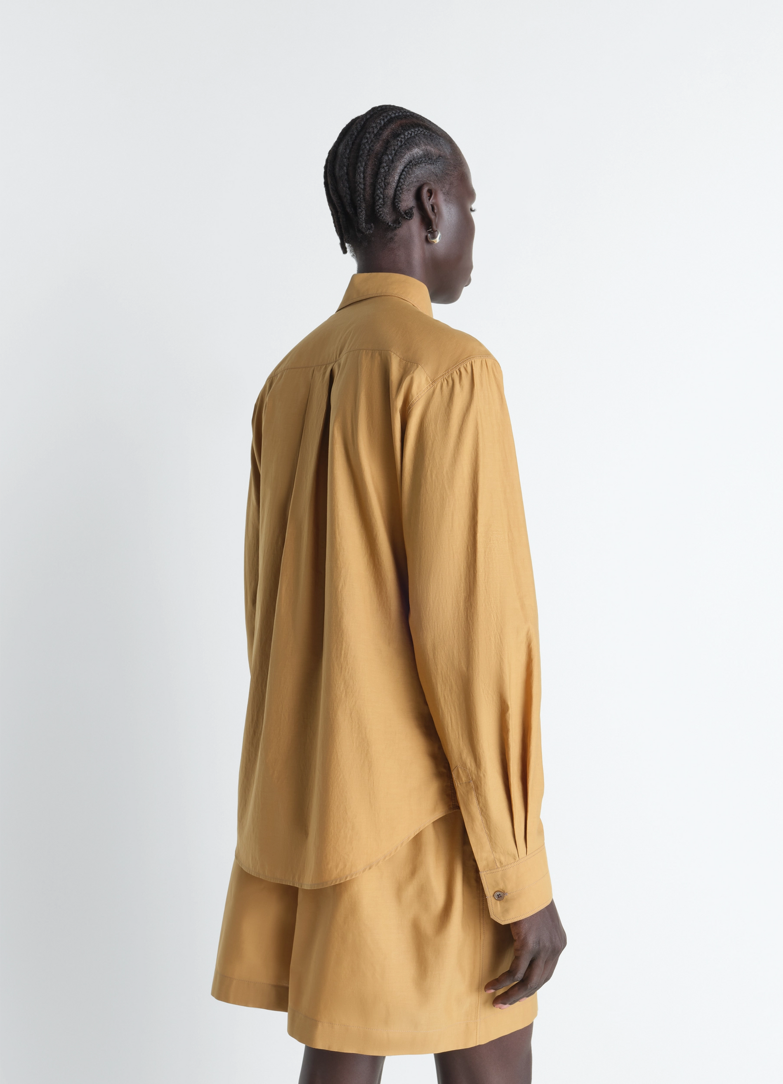 Pointed collar shirt in washed cotton silk, model shot, back view back pleat design