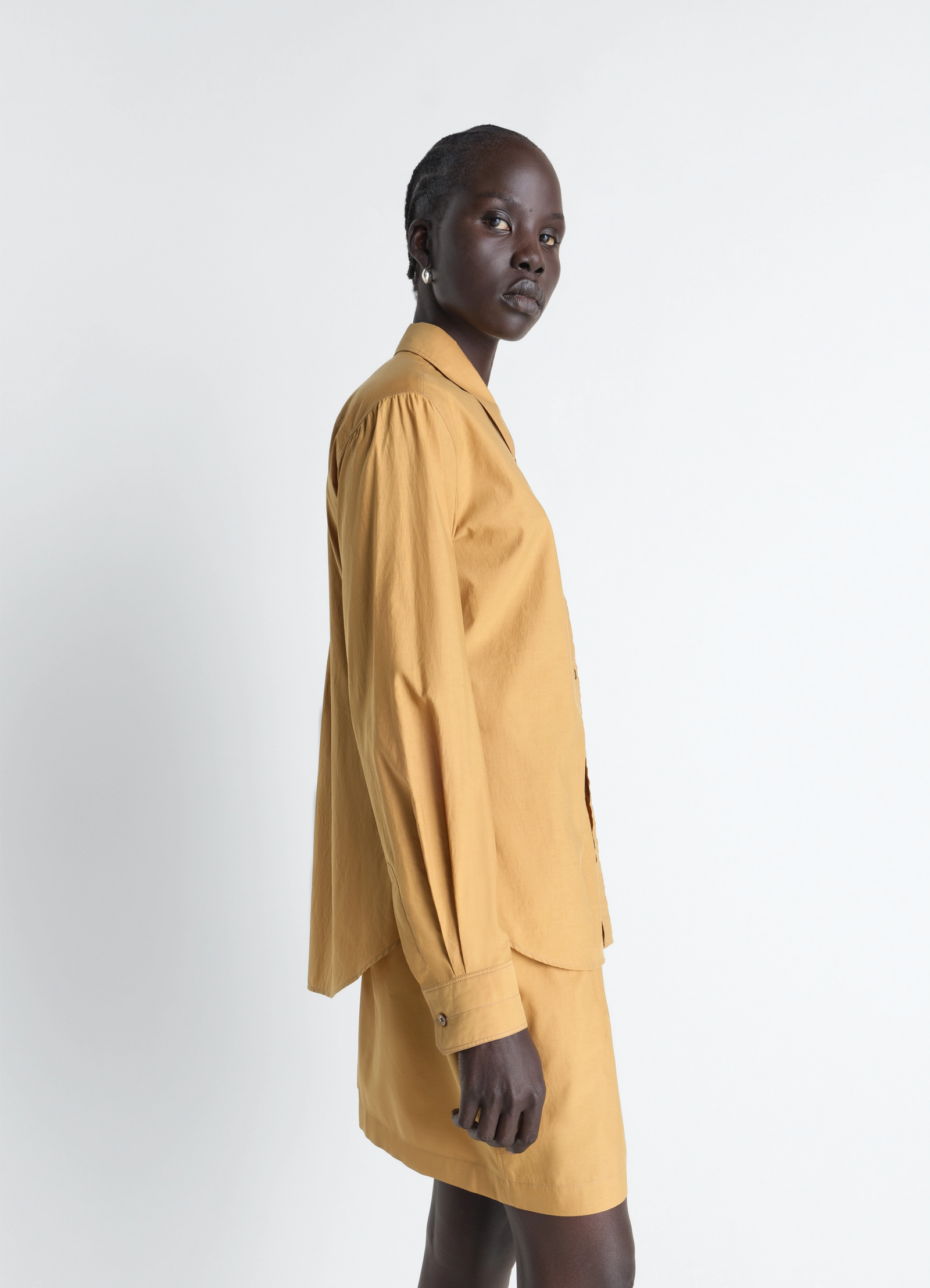 Pointed collar shirt in washed cotton silk, model shot, side profile view structured shoulder design