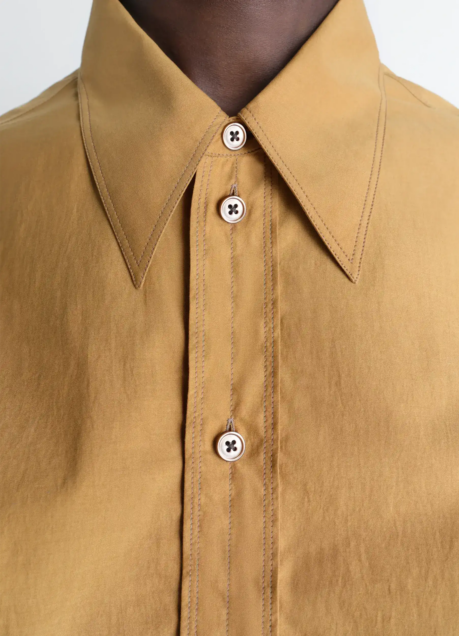 Pointed collar shirt in washed cotton silk, model shot, close-up detail shot pointed collar buttoned design