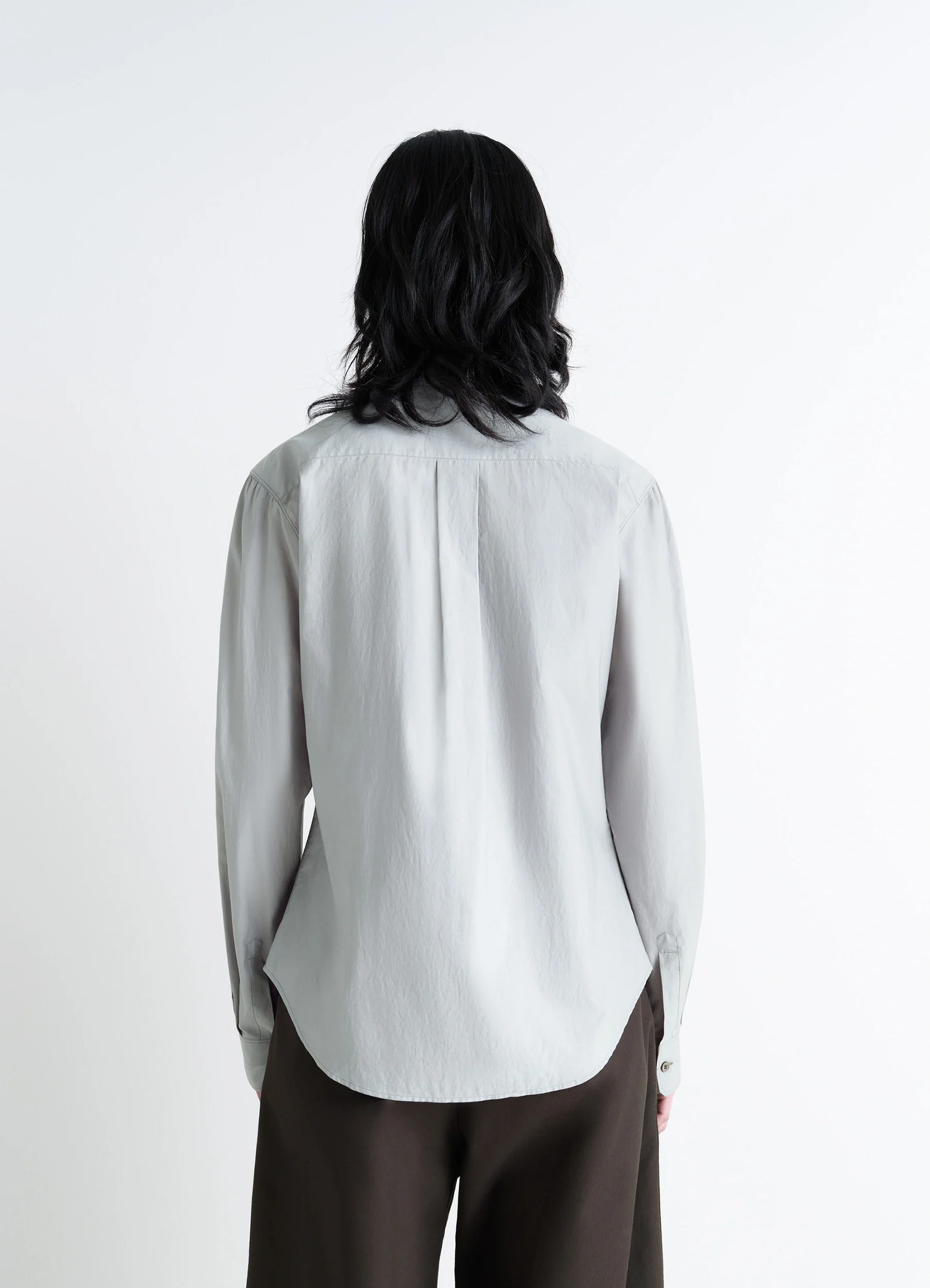 Pointed collar shirt in grey washed cotton-silk, model shot, back view draped loose back