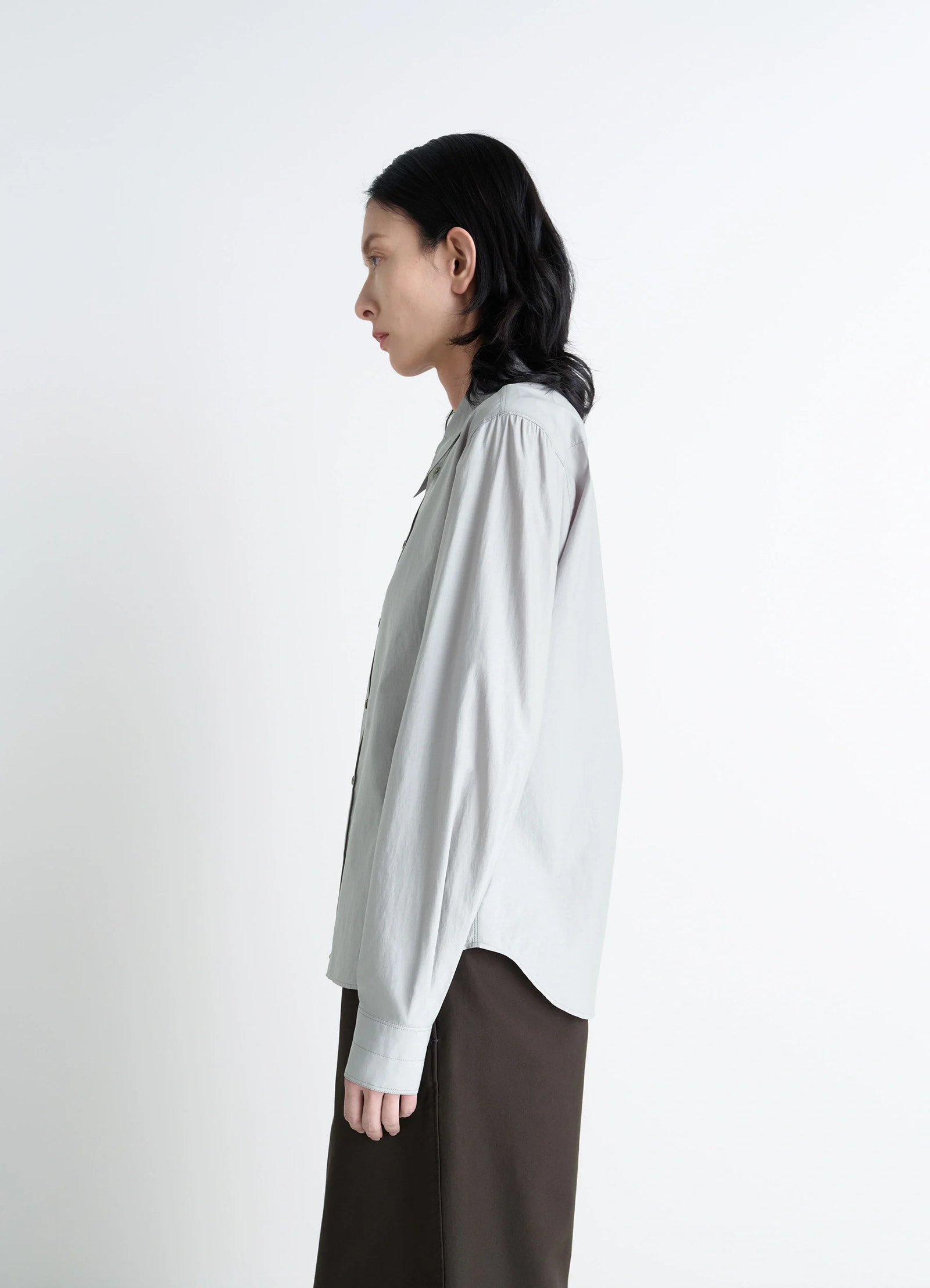 Pointed collar shirt in grey washed cotton-silk, model shot, side view loose sleeve drape