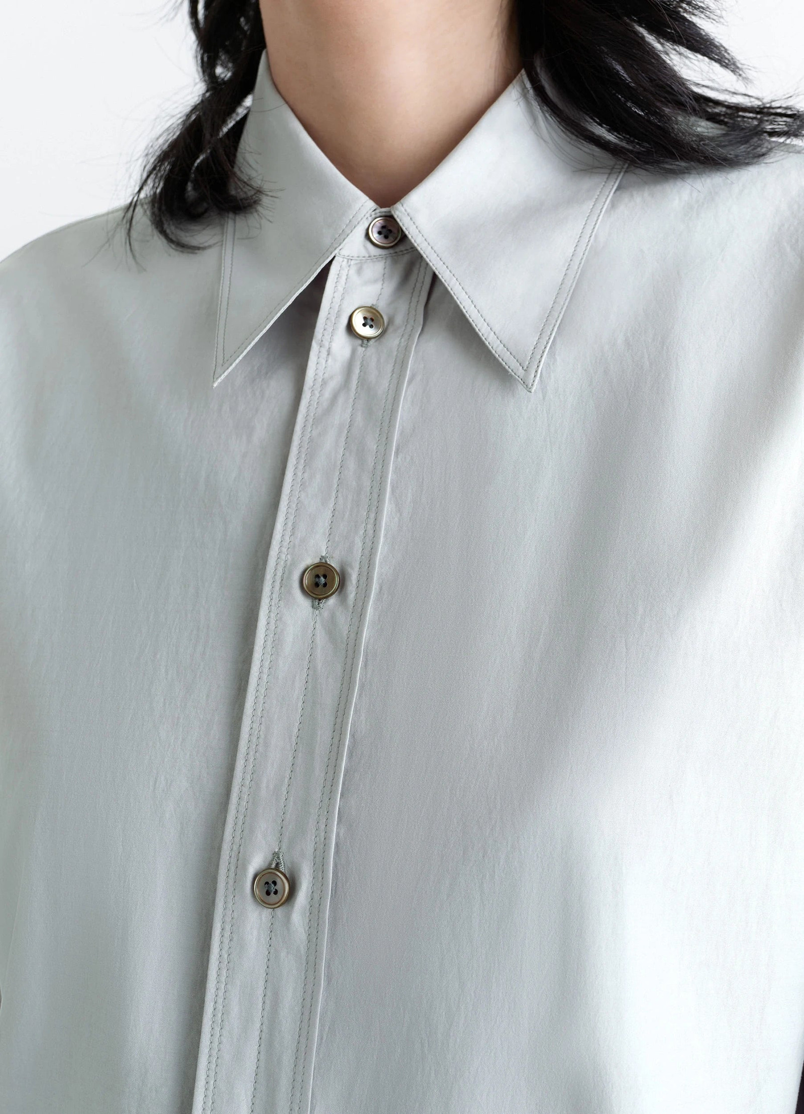 Pointed collar shirt in grey washed cotton-silk, model shot, close-up detail shot sharp collar structure