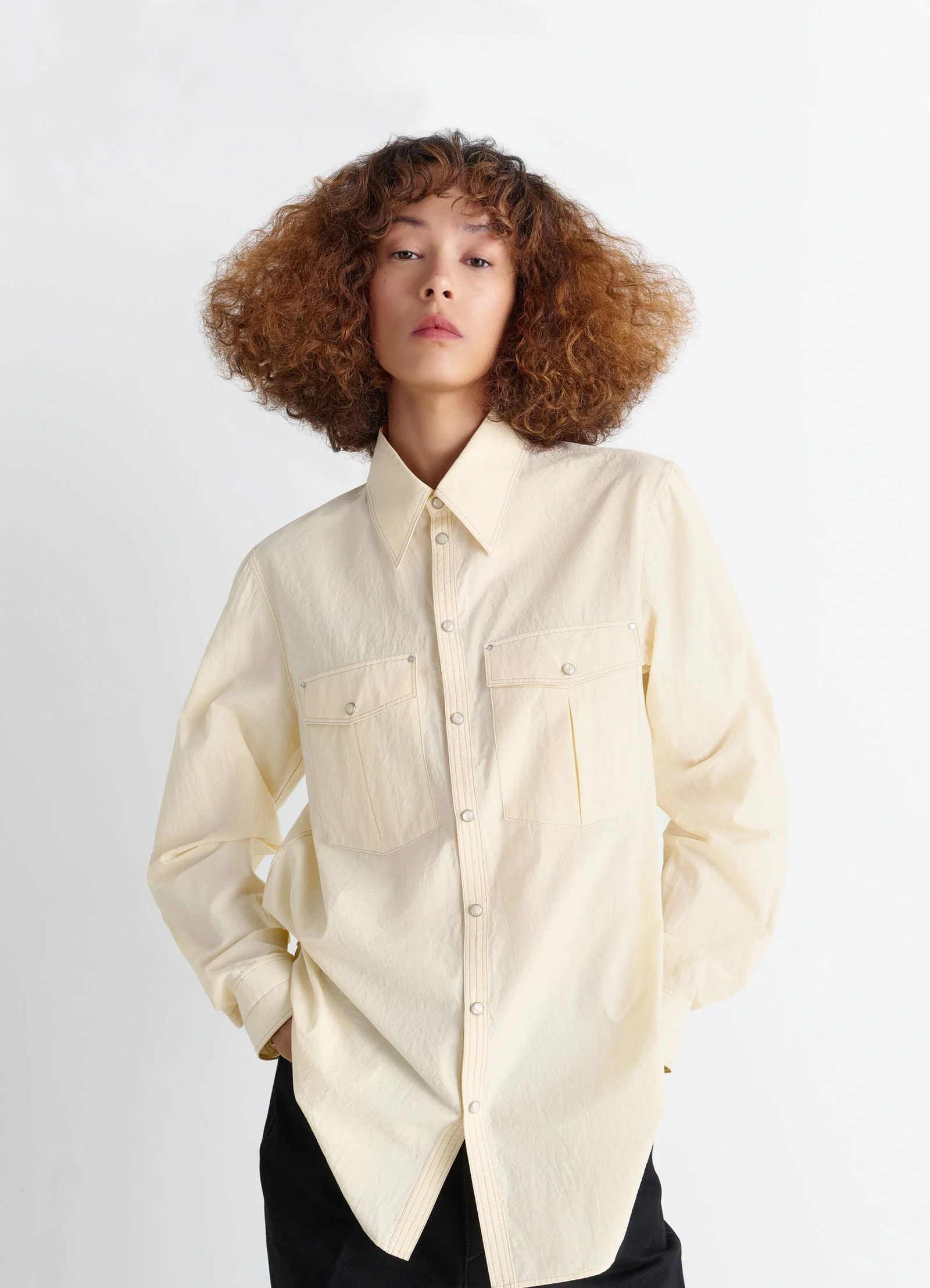 Chest-pocket fitted shirt in cotton crepe, model shot, front view slim-fitting
