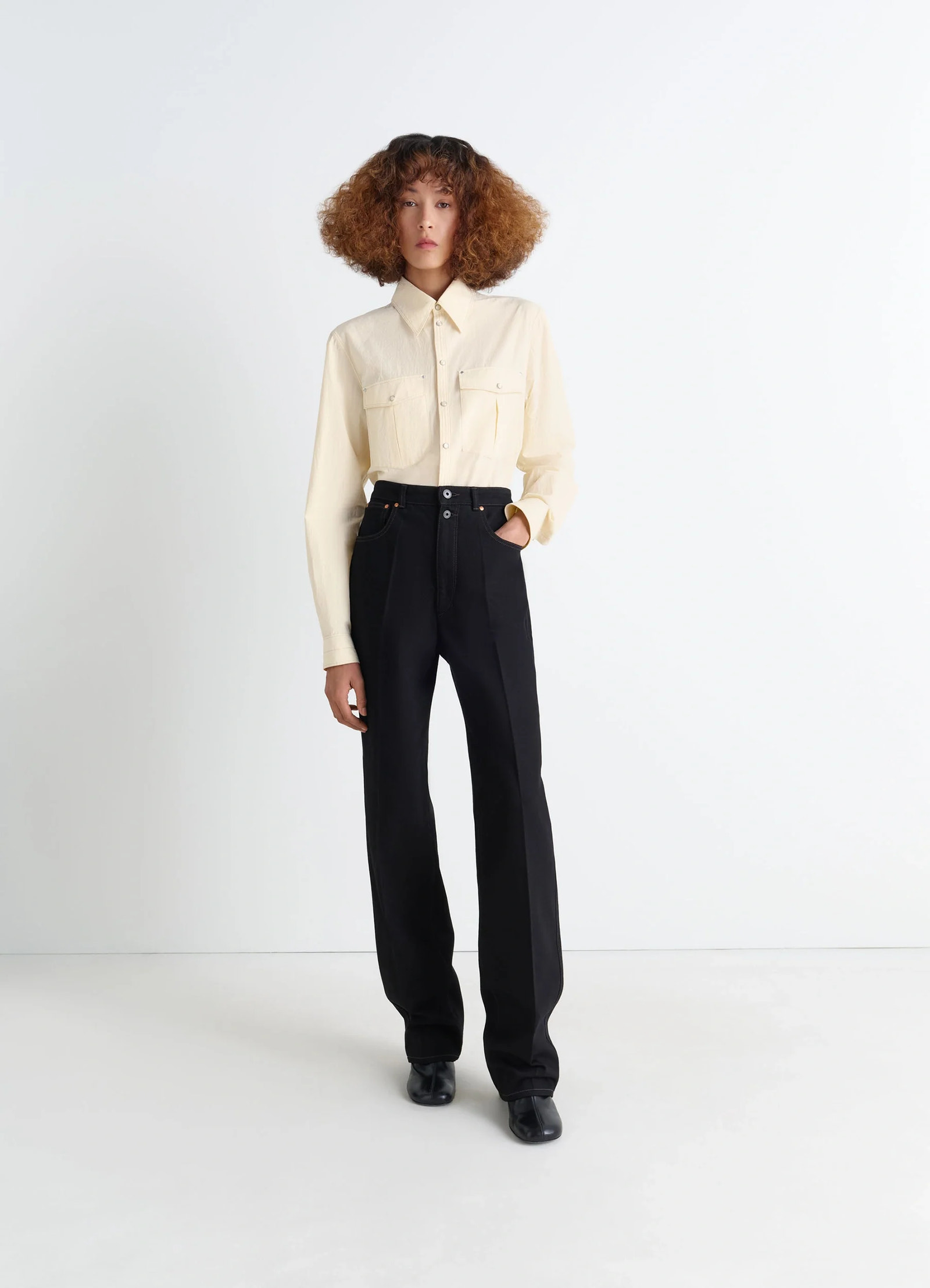 Chest-pocket fitted shirt in cotton crepe, model shot, three-quarter view chest pocket details