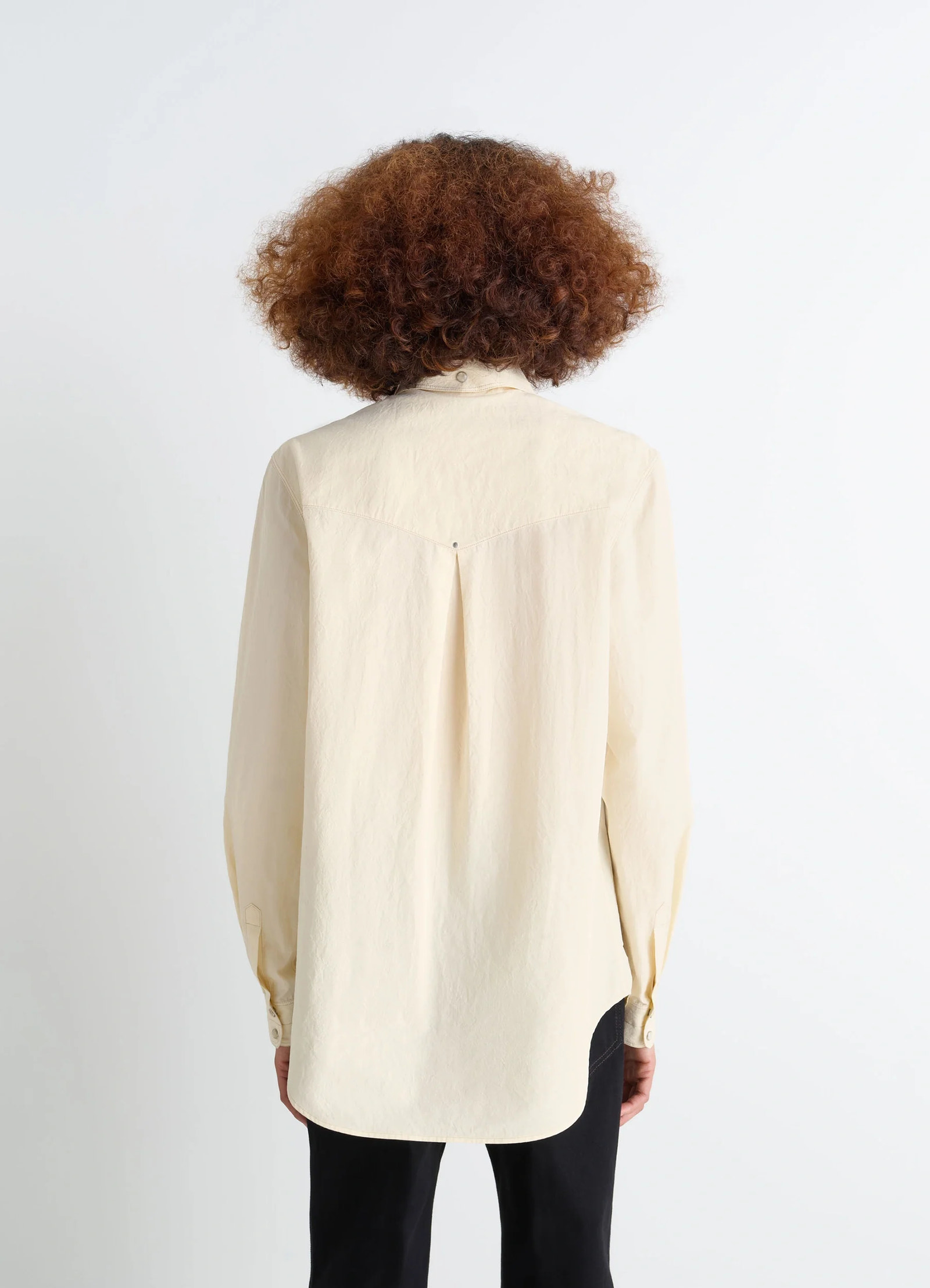 Chest-pocket fitted shirt in cotton crepe, model shot, back view pleated back detail