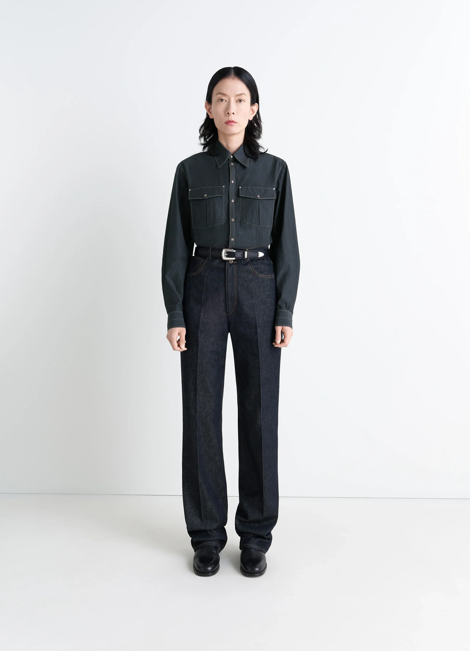 Chest-pocket fitted shirt in dark cotton crepe, model shot, full body view buttoned cuffs