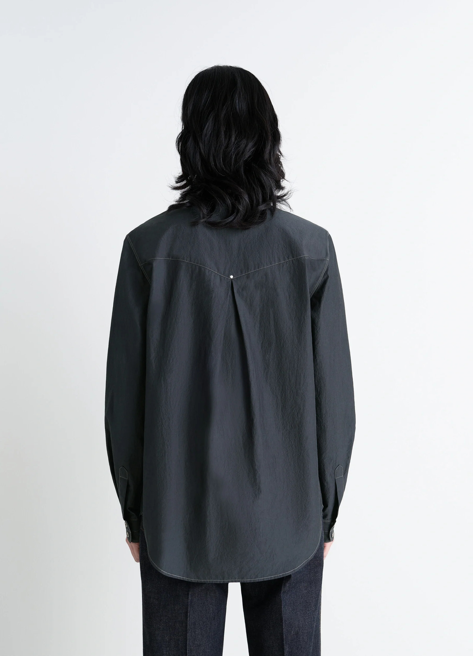Chest-pocket fitted shirt in dark cotton crepe, model shot, back view curved hem