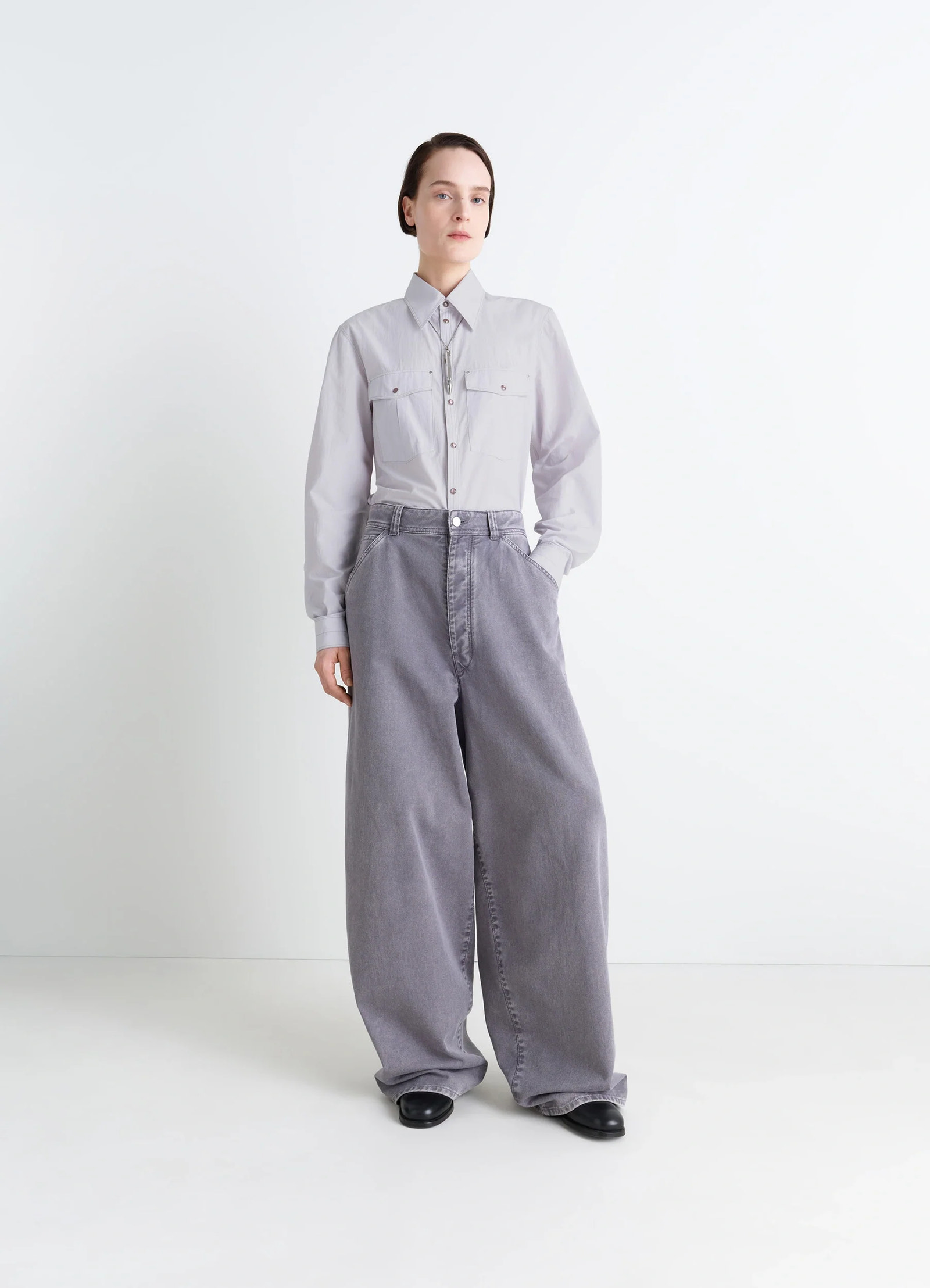 Chest-pocket fitted shirt in cotton crepe, model shot, side-angled view long sleeves with pleats