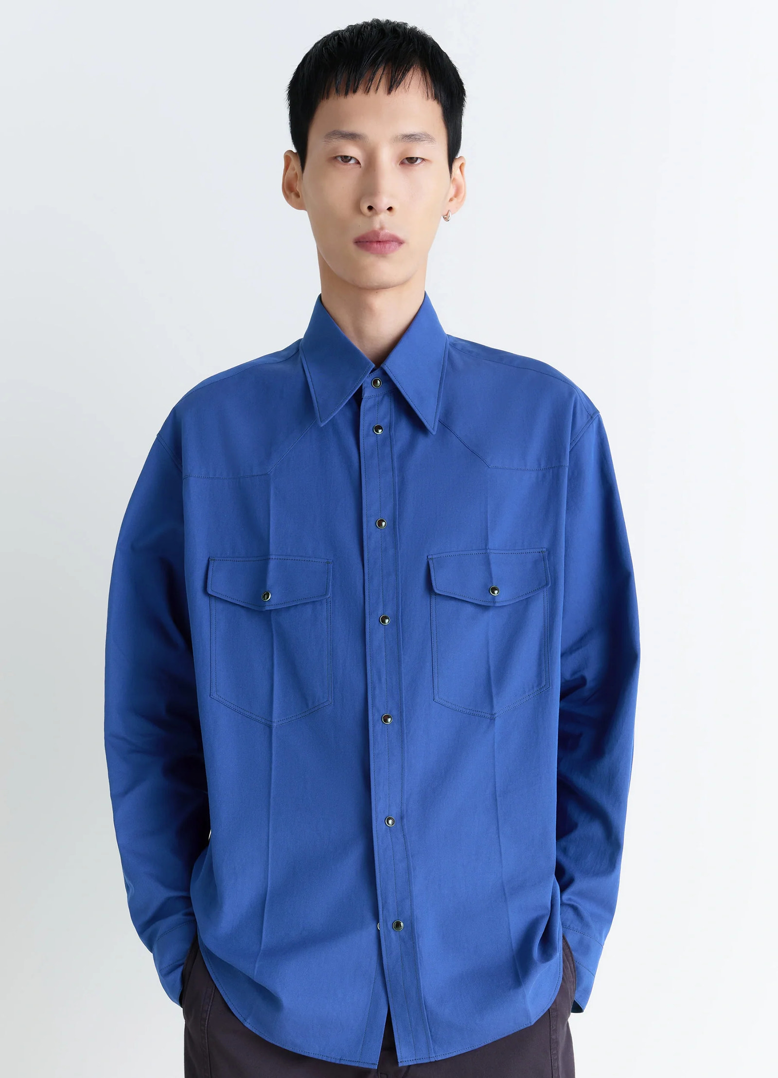 Western shirt in blue cotton twill, model shot, front view patch pockets, yokes