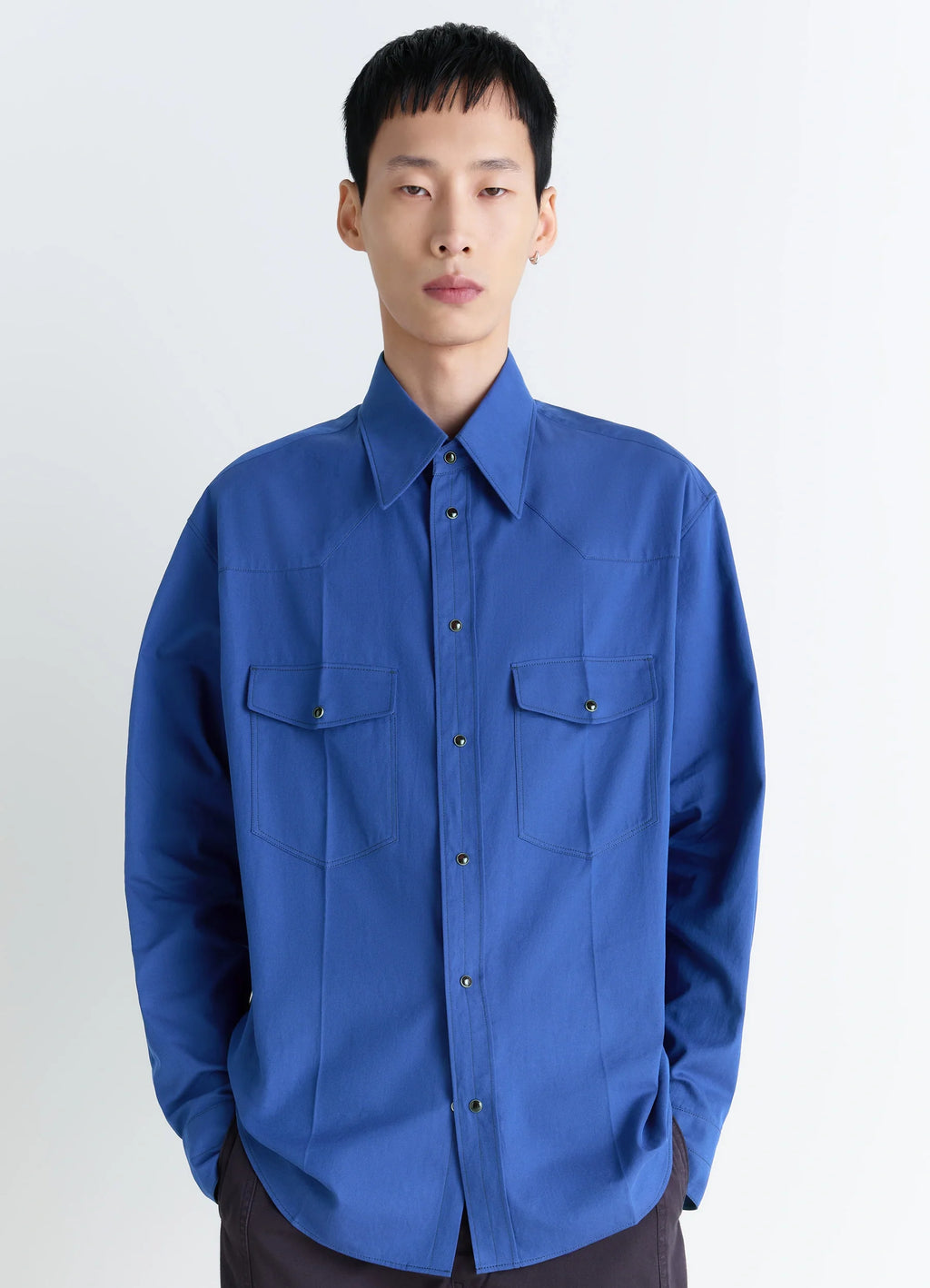 Western Shirt in Blue Cotton Twill, model shot, Front view Patch pockets, yokes