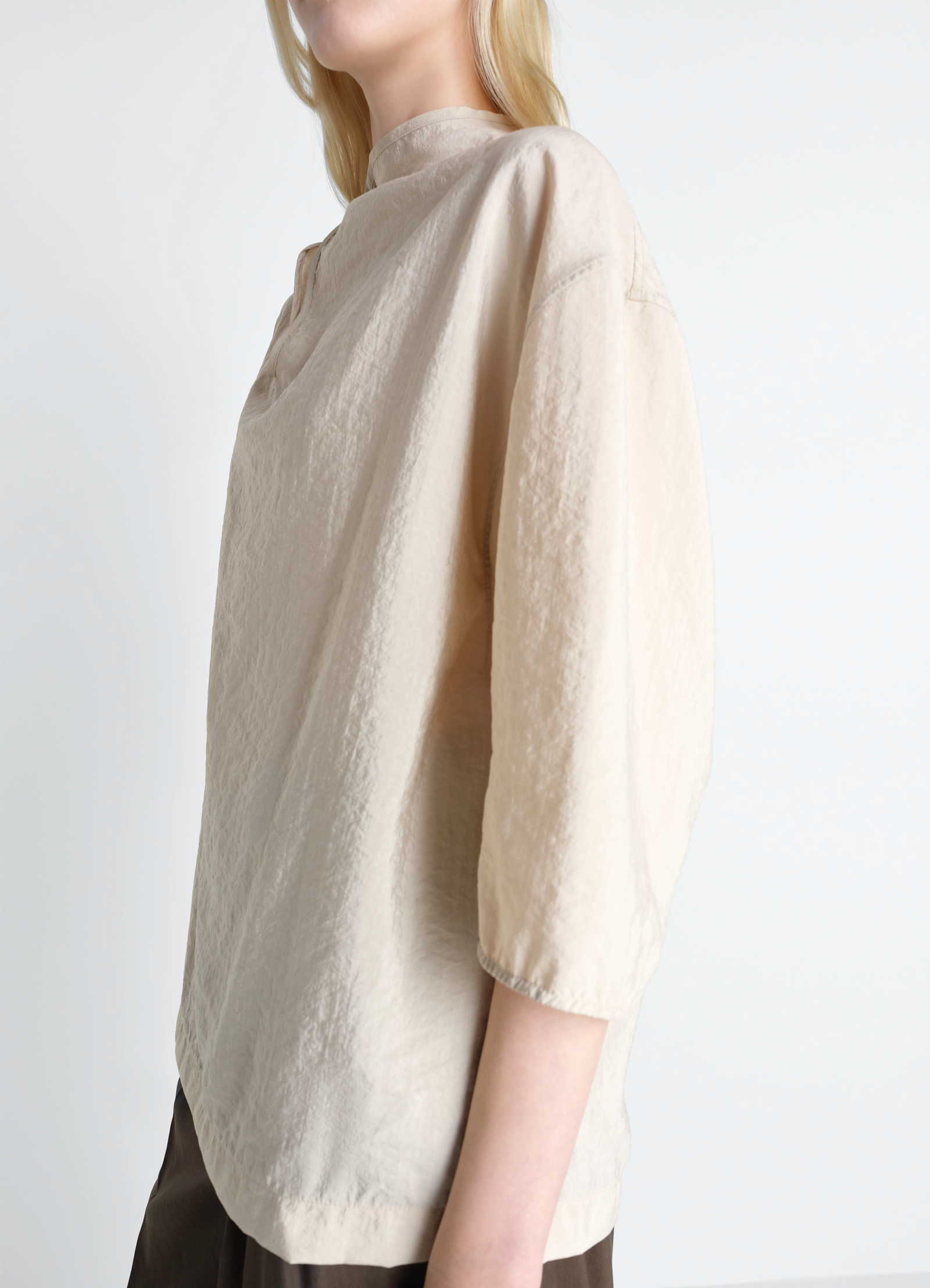 Soft collar top in dry silk, model shot, three-quarter view shoulder seam