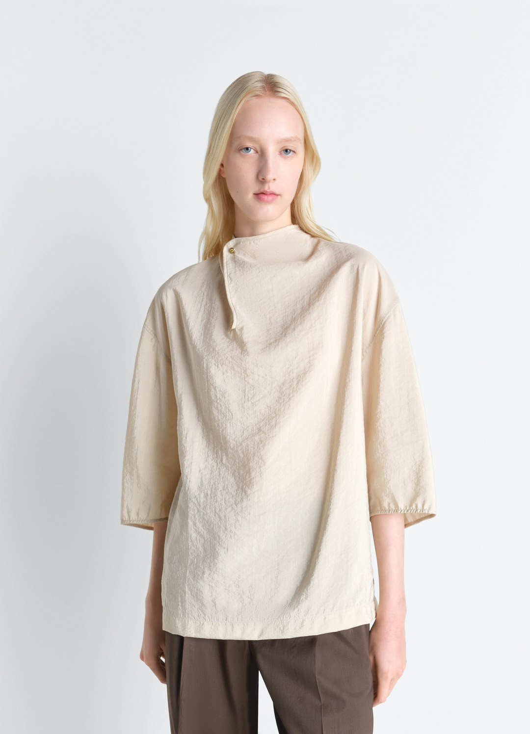 SOFT COLLAR TOP IN DRY SILK