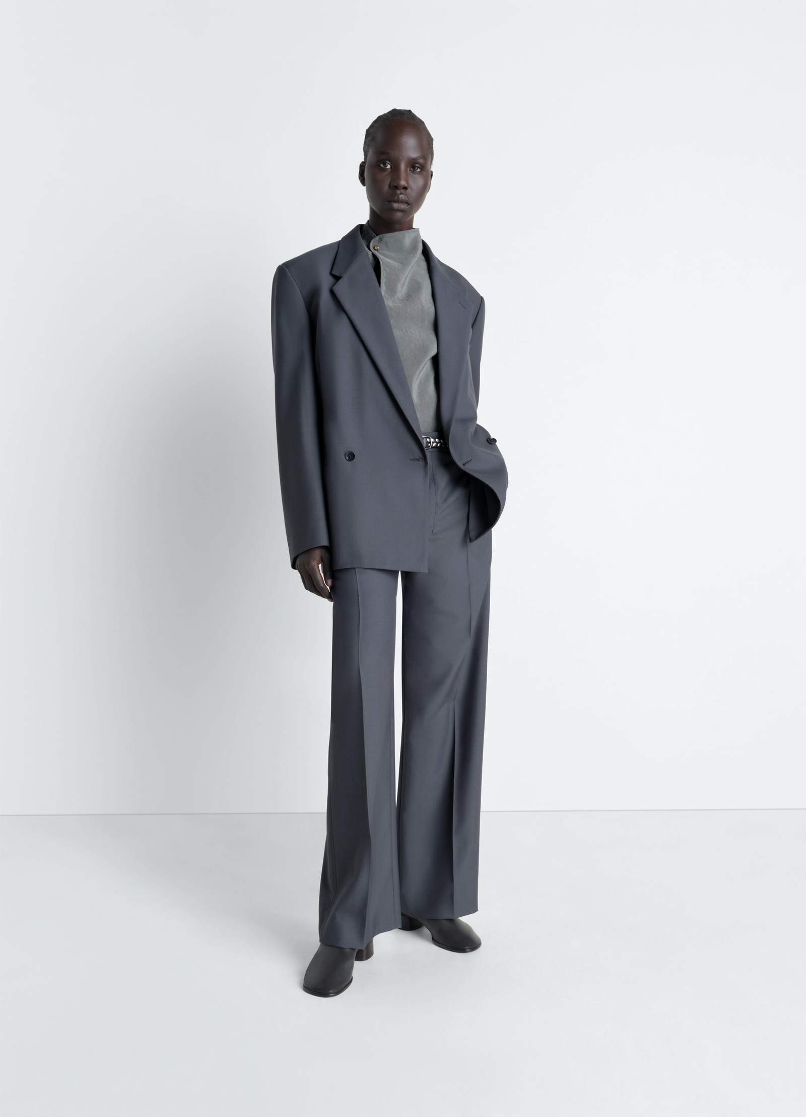 Soft collar top in dry silk