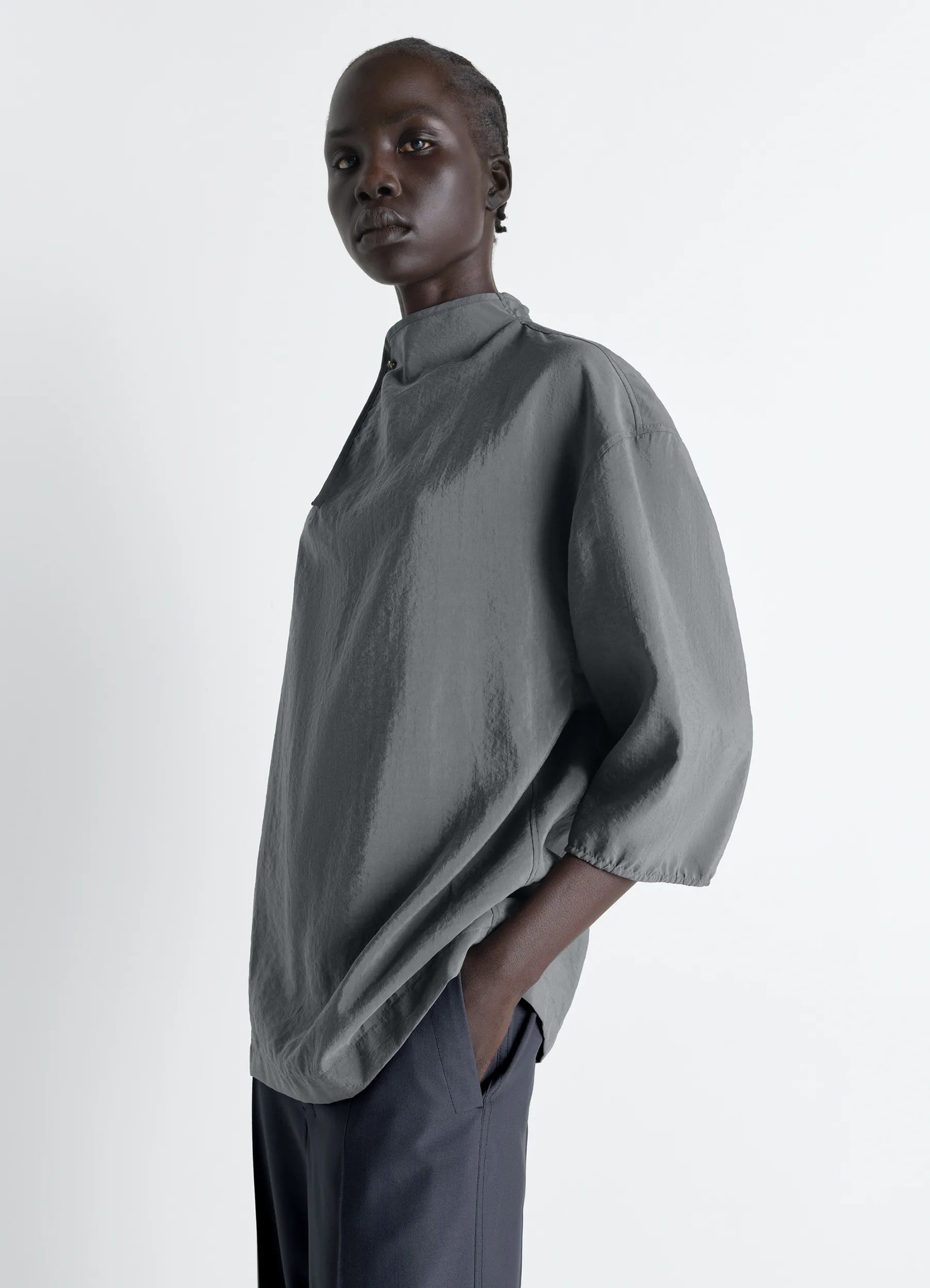 Soft collar top in dry silk