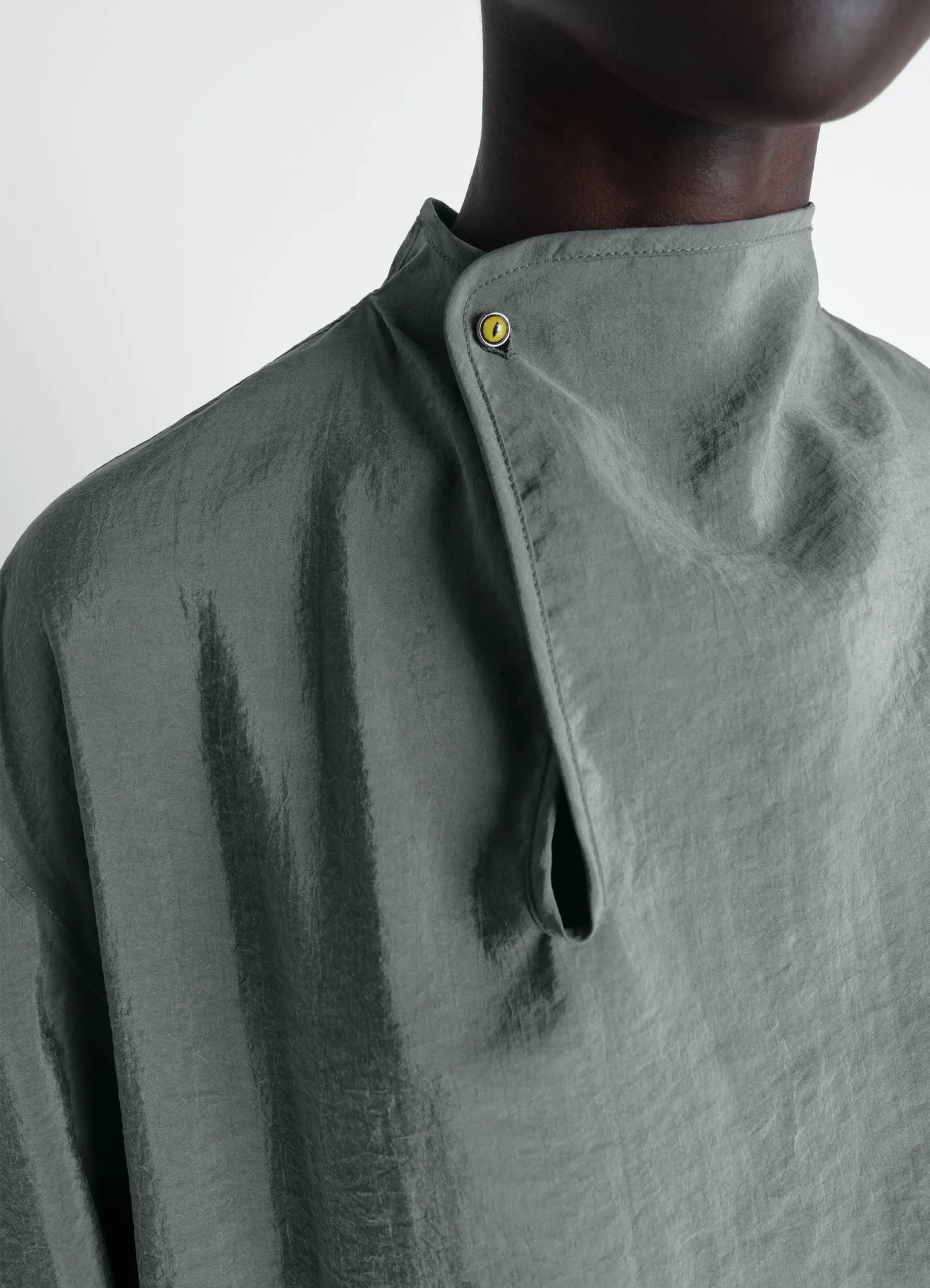 Soft collar top in dry silk