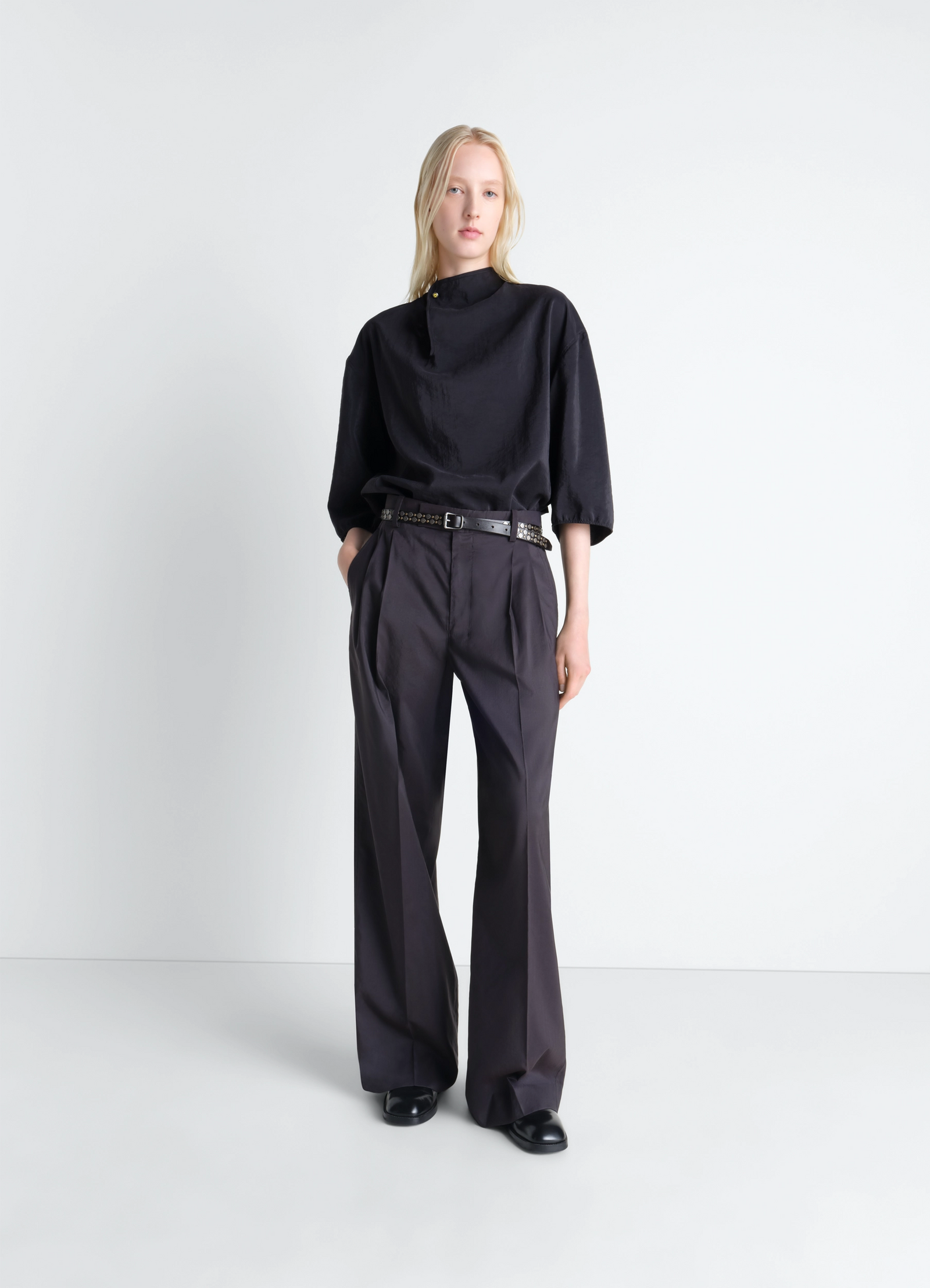 Soft collar top in dry silk in black dry silk, model shot, side view cropped sleeves, pleated pants