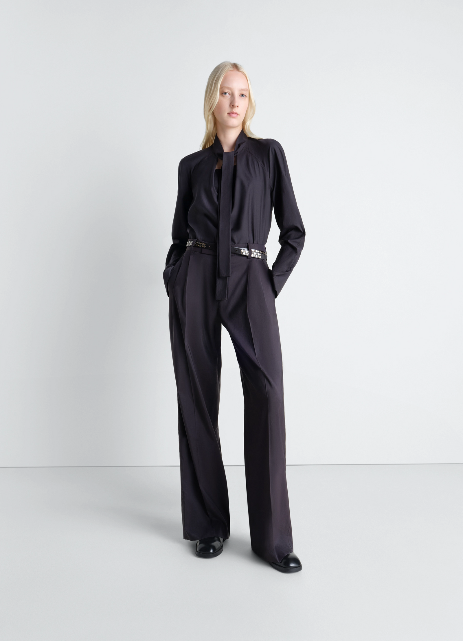 Ascot blouse in washed cotton silk in washed cotton silk, model shot, front view relaxed cut