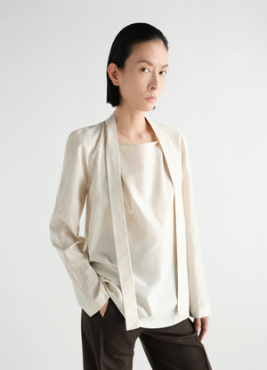 Ascot blouse in washed cotton silk in washed cotton silk, model shot, three-quarter front view relaxed cut