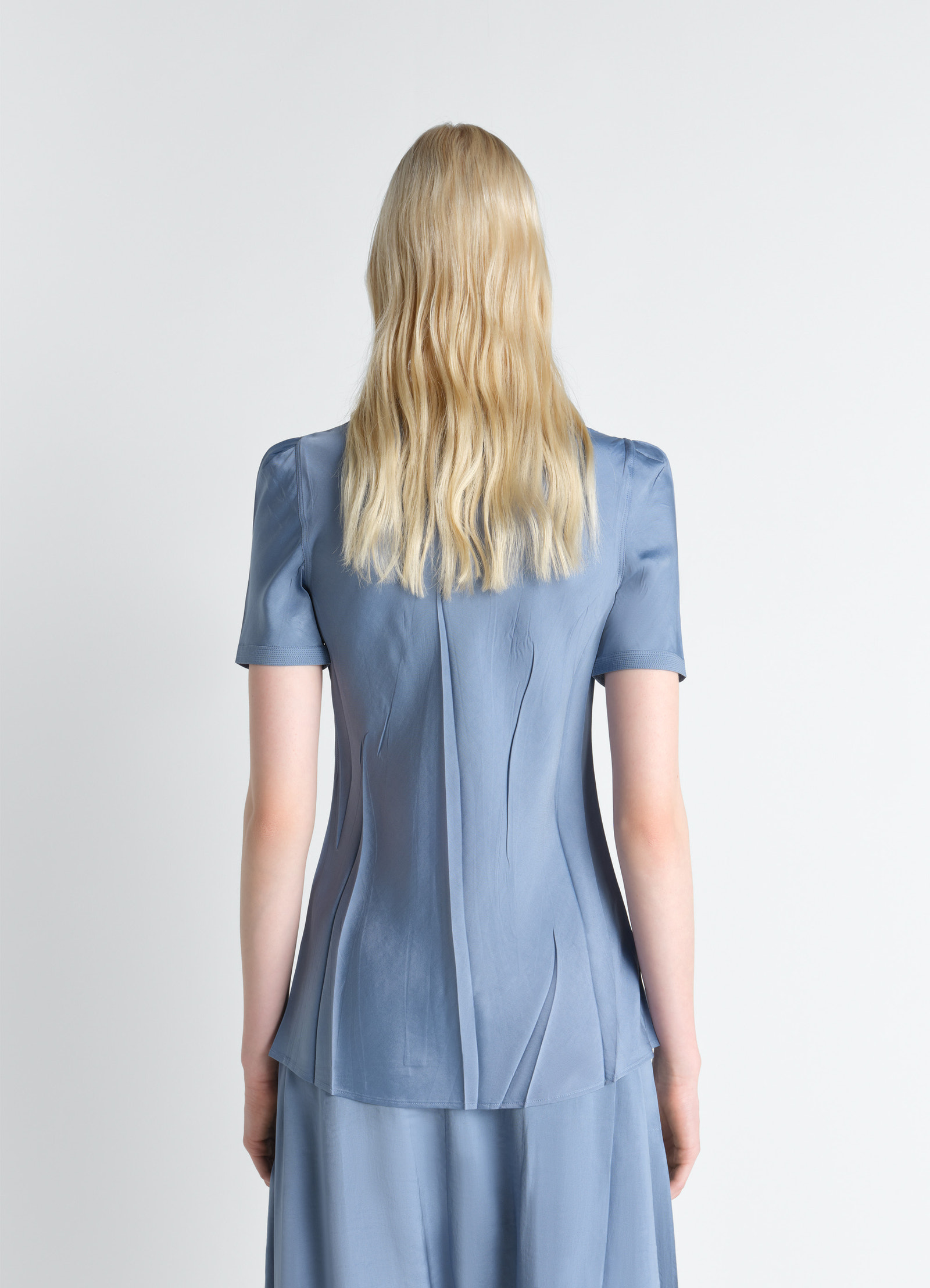 Creased fitted shirt in poly viscose twill, model shot, back close-up short sleeves, curved hem